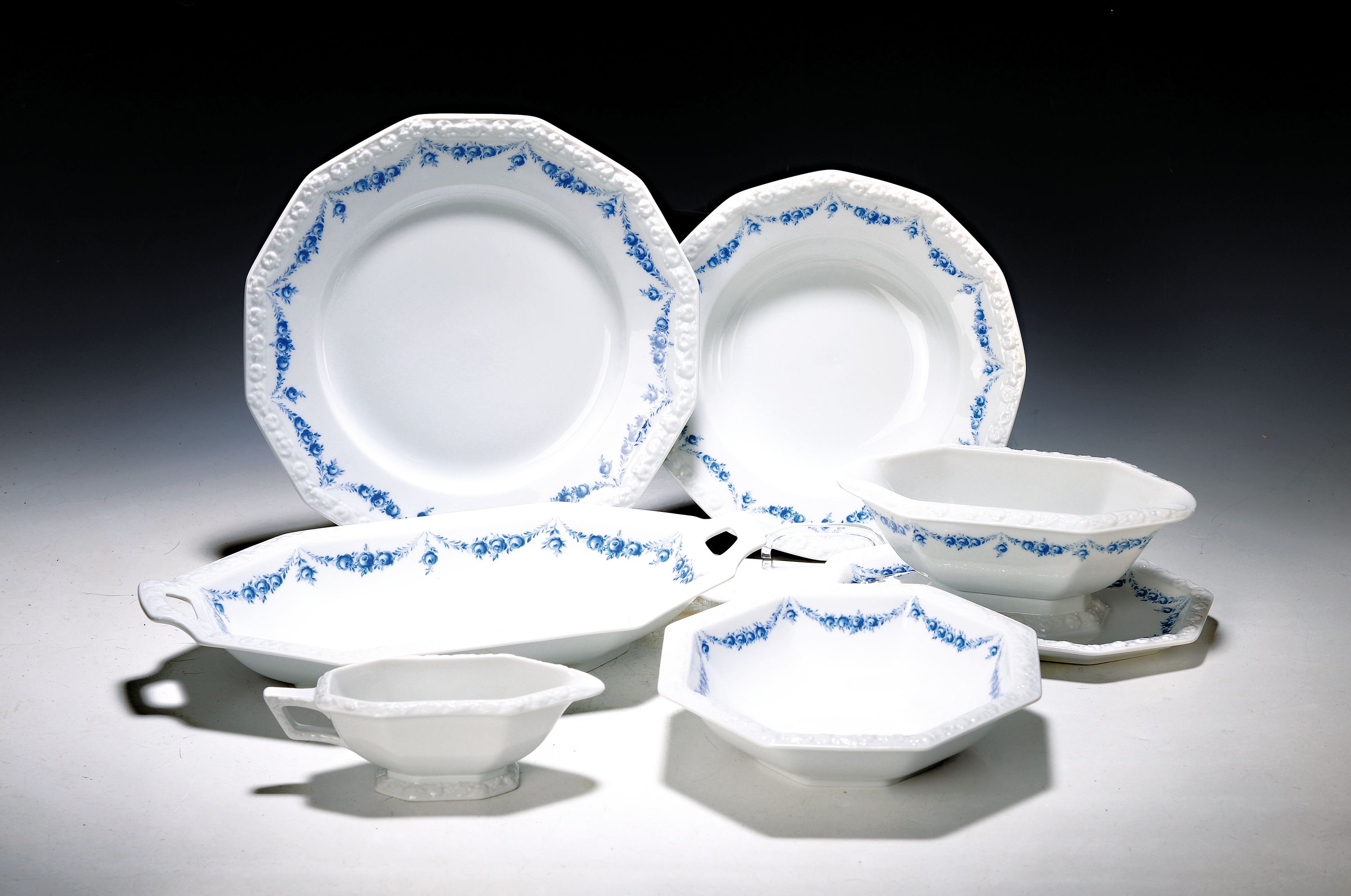 Speiseservice, Rosenthal classic rose, Modell Maria mit blauen Blumenranken, 13 flache Teller 27.5cm, 13 tiefe Teller 24cm, 8 Kuchenteller, 9 ...