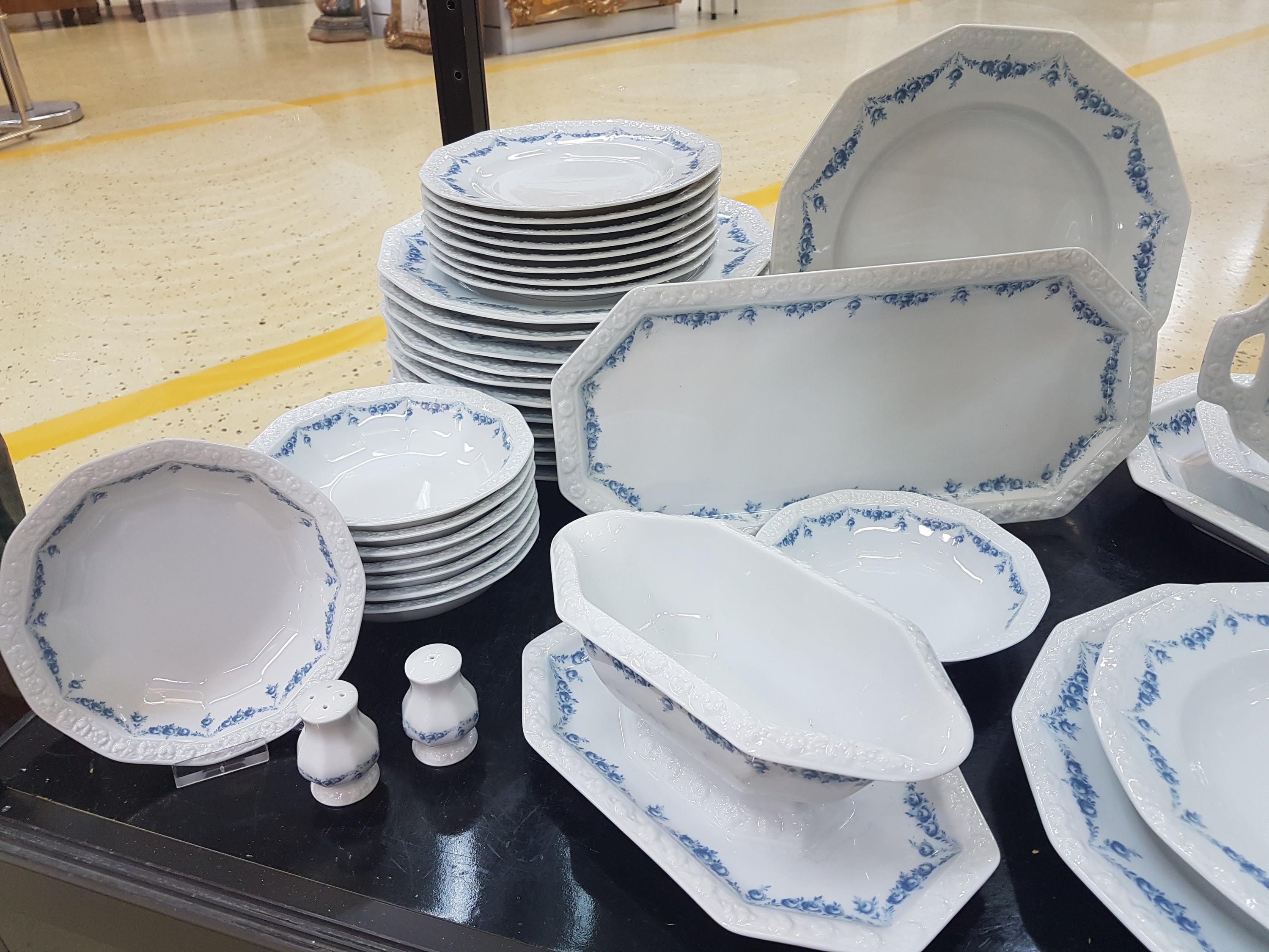 Detail a: Speiseservice, Rosenthal classic rose, Modell Maria mit blauen Blumenranken, 13 flache Teller 27.5cm, 13 tiefe Teller 24cm, 8 Kuchenteller, 9 ...