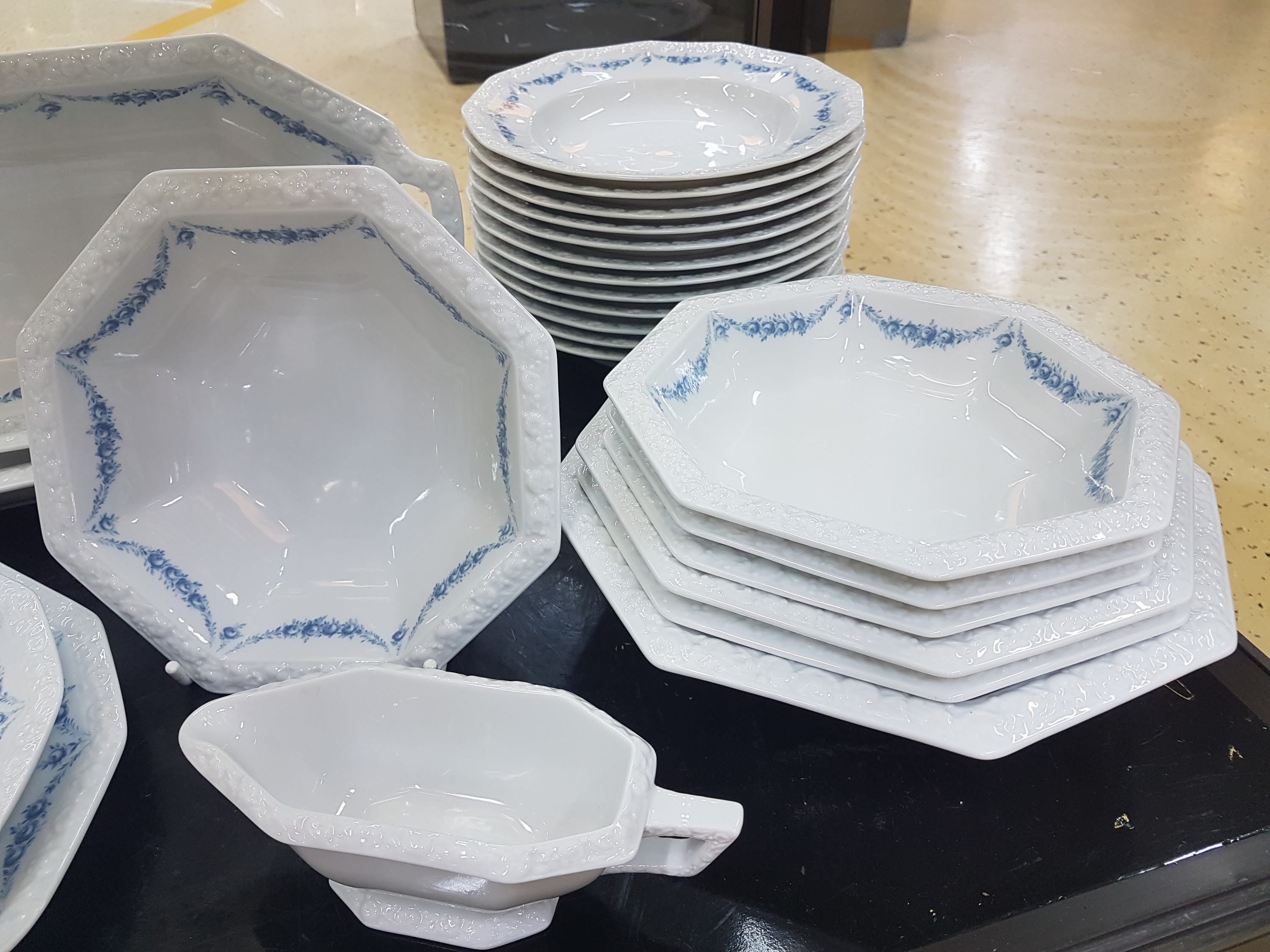 Detail b: Speiseservice, Rosenthal classic rose, Modell Maria mit blauen Blumenranken, 13 flache Teller 27.5cm, 13 tiefe Teller 24cm, 8 Kuchenteller, 9 ...