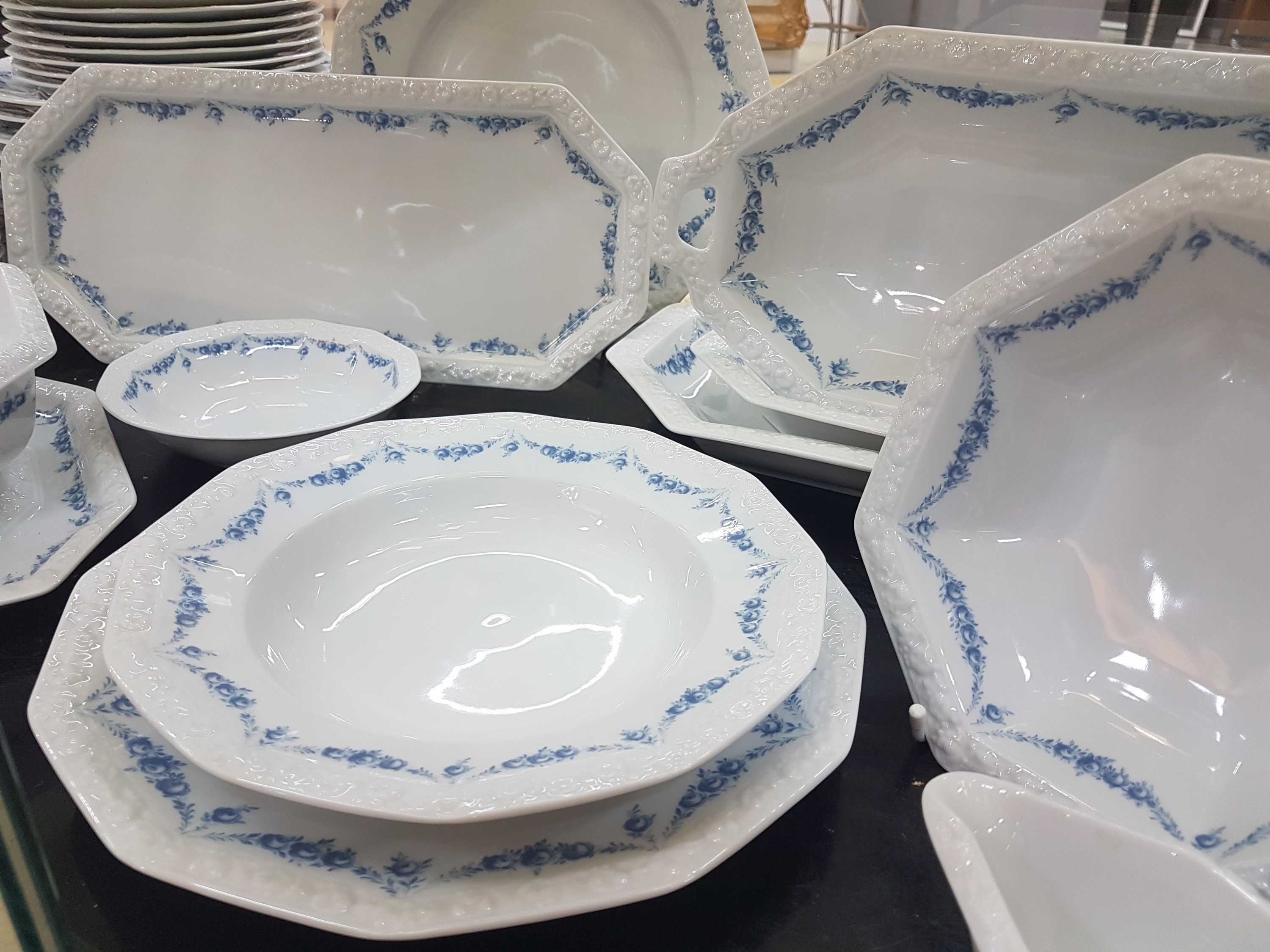 Detail c: Speiseservice, Rosenthal classic rose, Modell Maria mit blauen Blumenranken, 13 flache Teller 27.5cm, 13 tiefe Teller 24cm, 8 Kuchenteller, 9 ...
