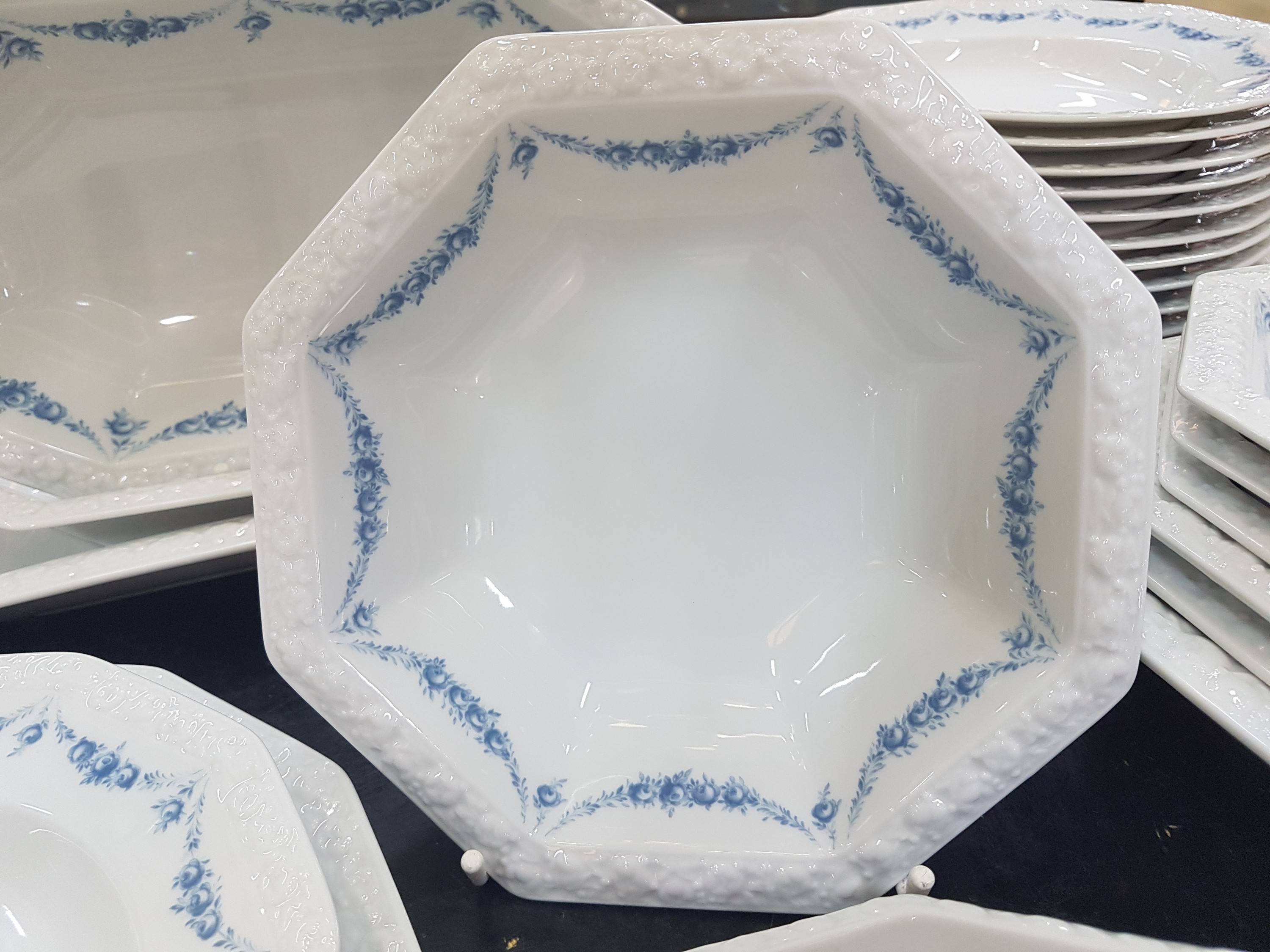 Detail d: Speiseservice, Rosenthal classic rose, Modell Maria mit blauen Blumenranken, 13 flache Teller 27.5cm, 13 tiefe Teller 24cm, 8 Kuchenteller, 9 ...