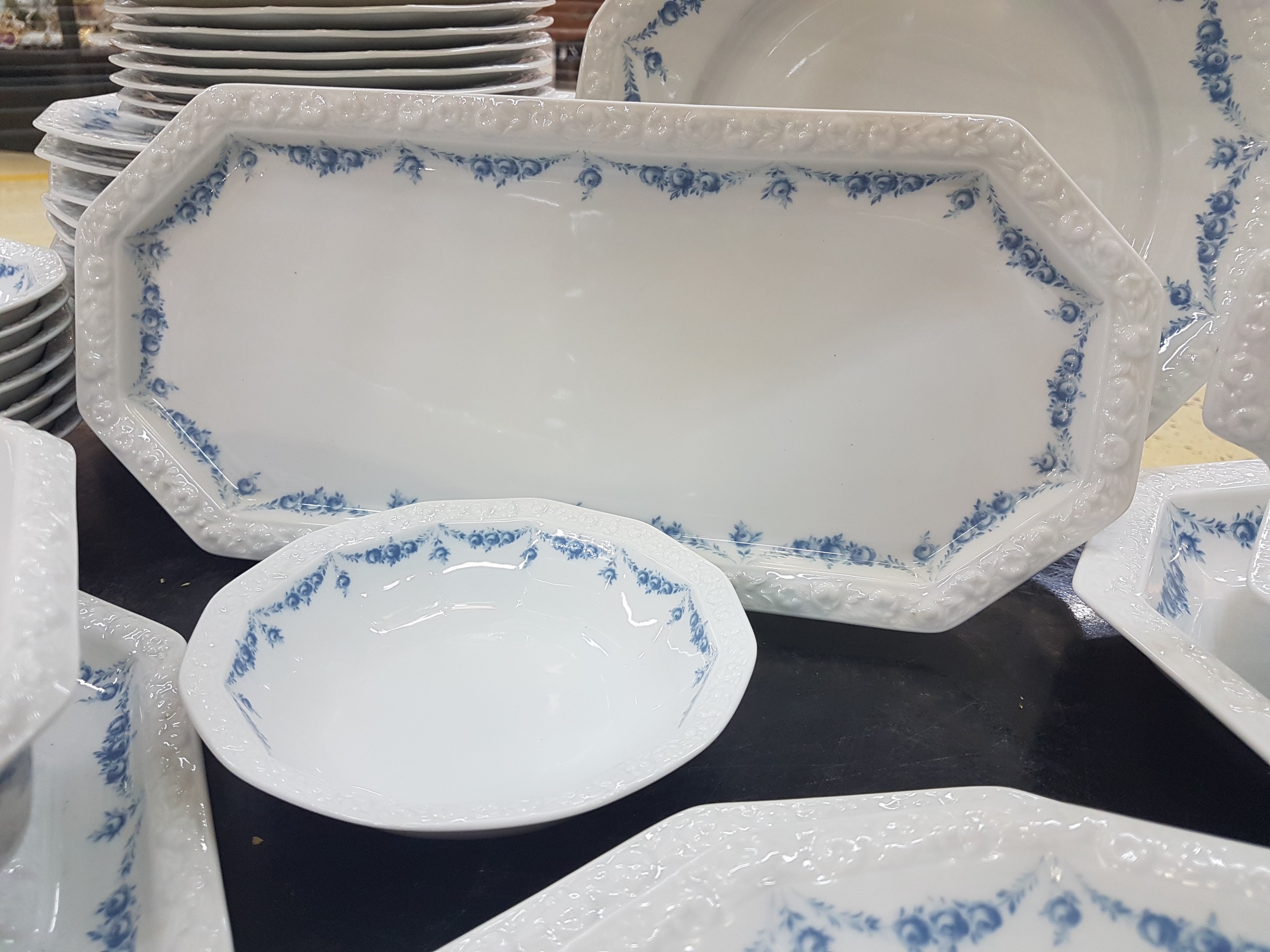 Detail e: Speiseservice, Rosenthal classic rose, Modell Maria mit blauen Blumenranken, 13 flache Teller 27.5cm, 13 tiefe Teller 24cm, 8 Kuchenteller, 9 ...