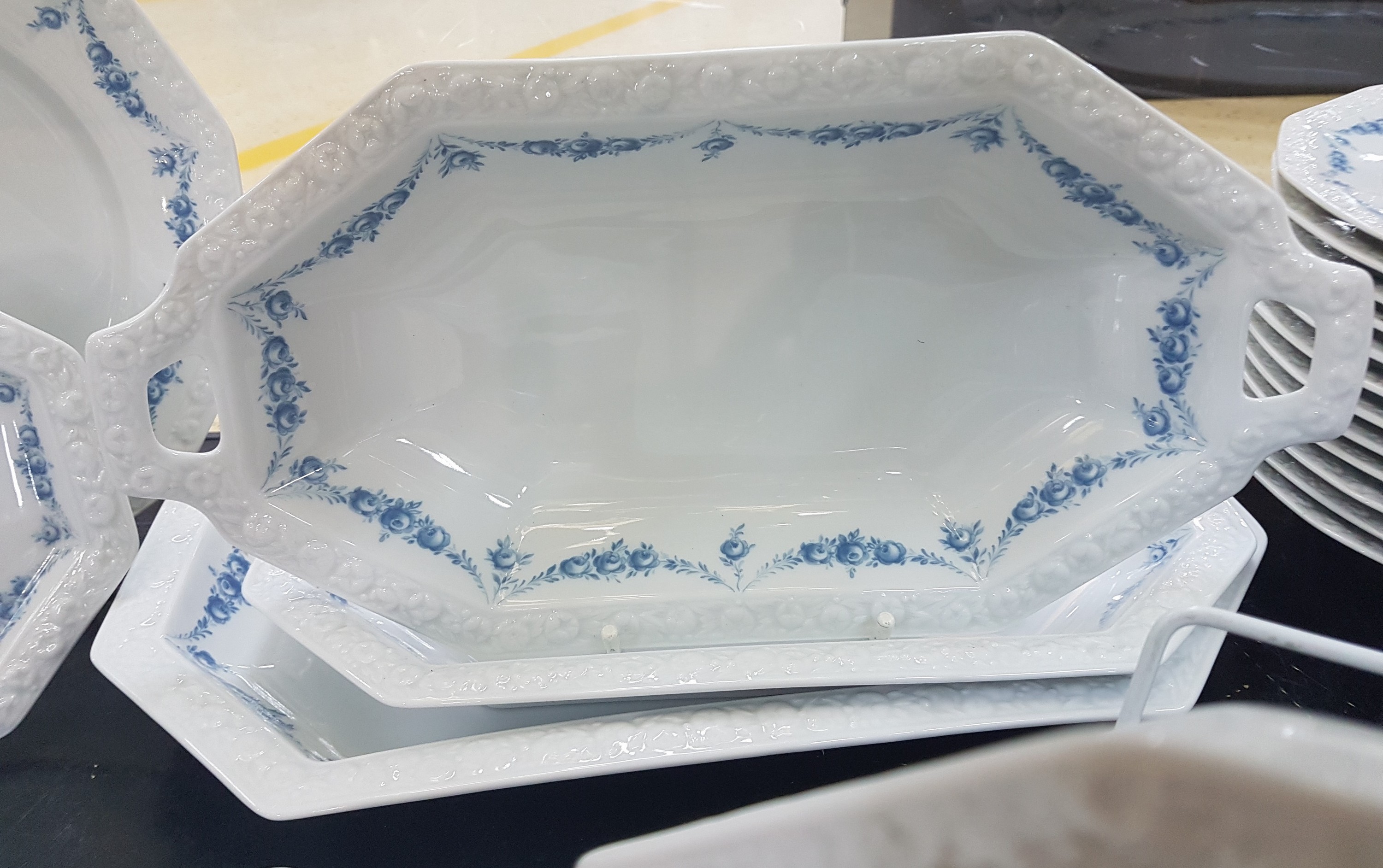Detail f: Speiseservice, Rosenthal classic rose, Modell Maria mit blauen Blumenranken, 13 flache Teller 27.5cm, 13 tiefe Teller 24cm, 8 Kuchenteller, 9 ...