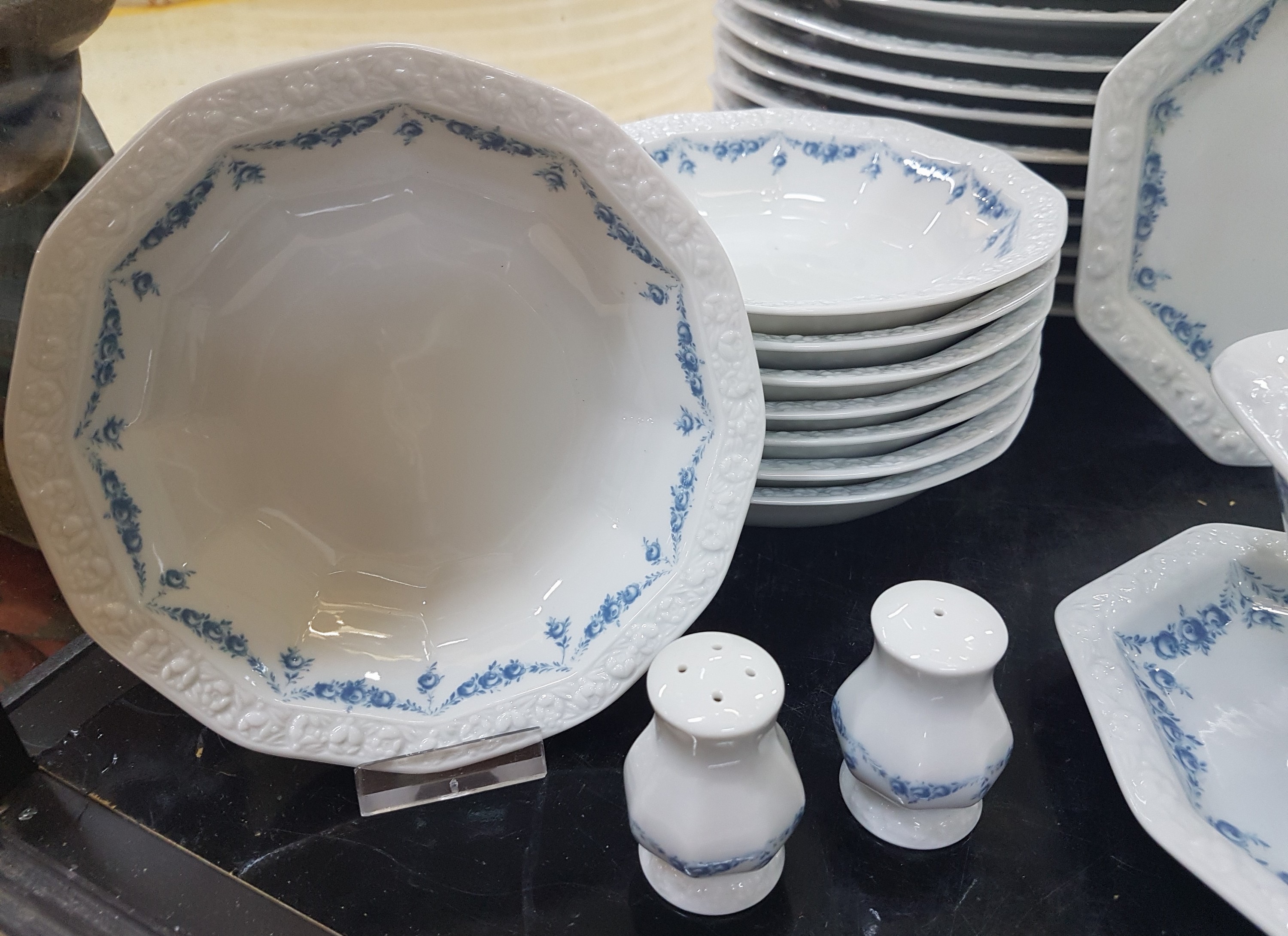 Detail h: Speiseservice, Rosenthal classic rose, Modell Maria mit blauen Blumenranken, 13 flache Teller 27.5cm, 13 tiefe Teller 24cm, 8 Kuchenteller, 9 ...