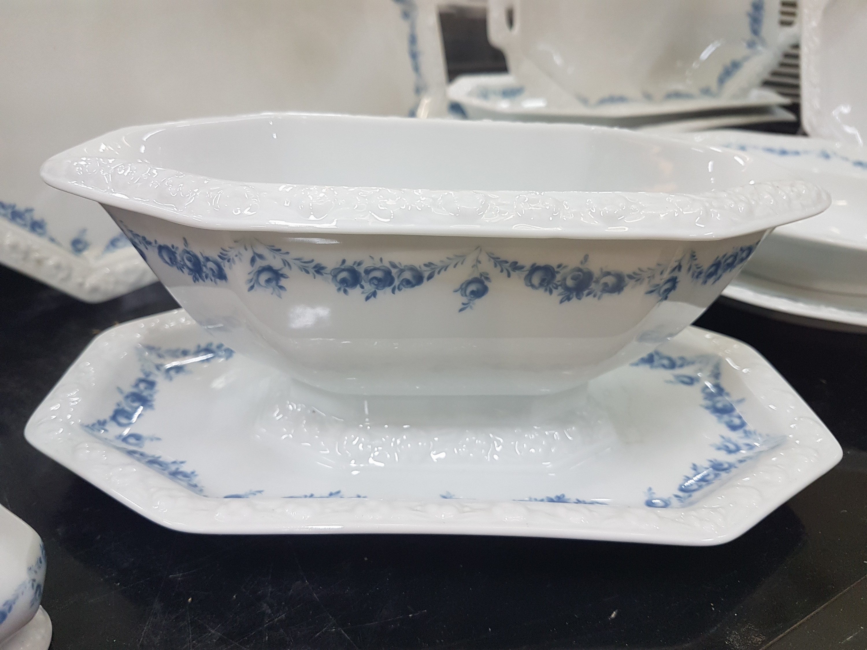 Detail i: Speiseservice, Rosenthal classic rose, Modell Maria mit blauen Blumenranken, 13 flache Teller 27.5cm, 13 tiefe Teller 24cm, 8 Kuchenteller, 9 ...
