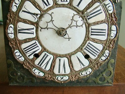 26779946h - Rare early Comtoise, France, around 1740/50, front decorated cast dial with 25 enamel cartouches, corner decorations, sawn attachment, two-hand, orig. Doors/back wall, spindle gear, high pendulum gallows approx. 11 cm, half-hour strike without repetition on bell (marked: "4-P 1/x"), both front screws for support plate supplemented, formerly probably with alarm clock, without accessories, H /B approx. 33x21.5cm, condition of movement/housing 3