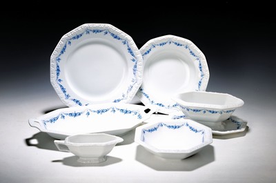 Image 26779970 - Dinner service, Rosenthal classic rose, model Maria with blue flower tendrils, 13 flat plates 27.5cm; 13 deep plates 24cm; 8 cake plates; 9 compote bowls; 7 side bowls D. 4 of approx. 21 cm, 2 of approx. 23.5 cm, approx. 27cm; 2 oval plates, 39x23.5 cm, 33.5x20 cm.; Bread basket/handle bowl 37x18.5 cm, king cake plate, 2 different gravy boats, salt and pepper shakers