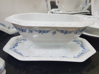 26779970i - Dinner service, Rosenthal classic rose, model Maria with blue flower tendrils, 13 flat plates 27.5cm; 13 deep plates 24cm; 8 cake plates; 9 compote bowls; 7 side bowls D. 4 of approx. 21 cm, 2 of approx. 23.5 cm, approx. 27cm; 2 oval plates, 39x23.5 cm, 33.5x20 cm.; Bread basket/handle bowl 37x18.5 cm, king cake plate, 2 different gravy boats, salt and pepper shakers