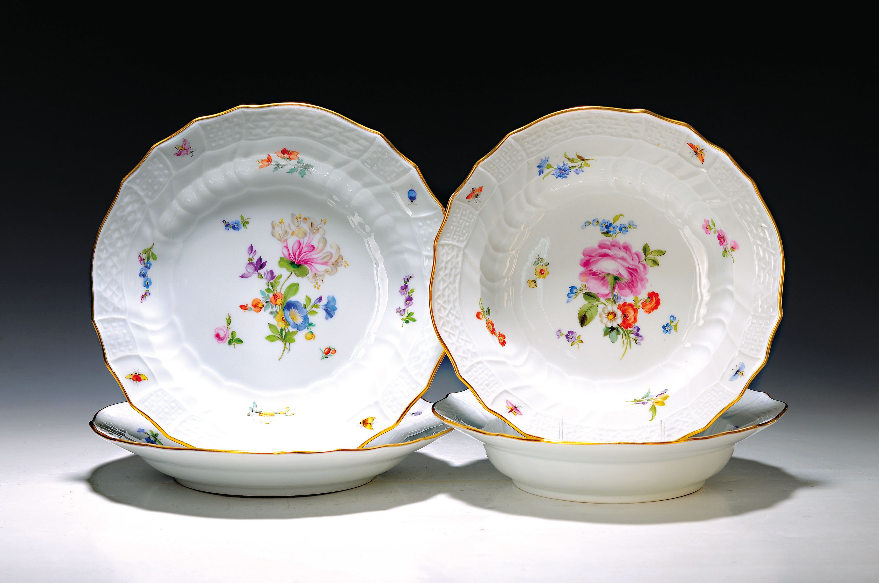 2 flache und 2 tiefe Teller, Meissen, um 1880-90, 1. Wahl, Neubrandenstein-Relief, bunt bemalt mit Blumenbukett, Streublumen und Insekten, ...