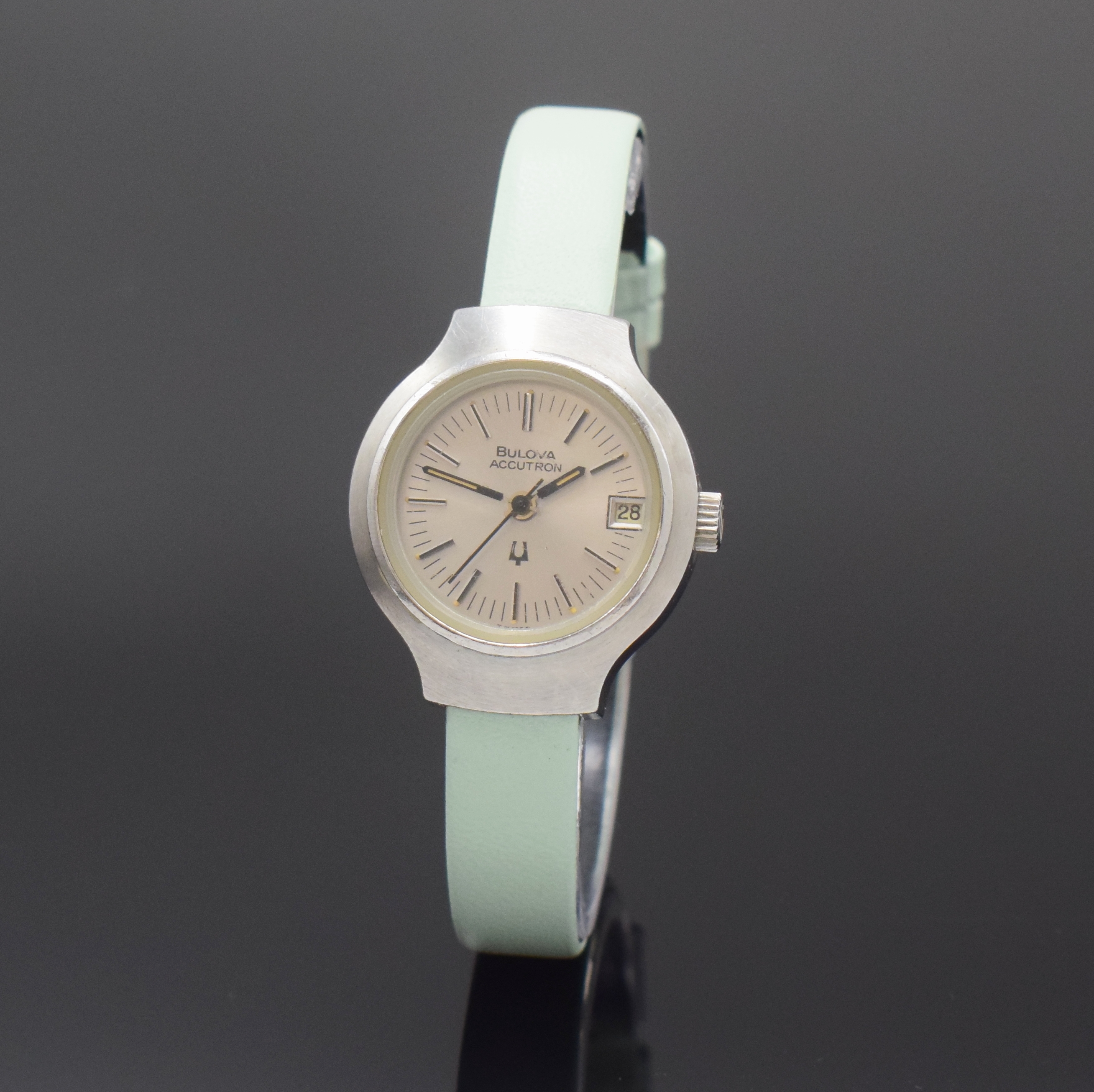 BULOVA seltene Damenarmbanduhr mit Stimmgabelwerk in Stahl, Schweiz um 1970, verschr. Geh., orig. Krone, Glas verkr., silb. Zifferbl., aufges. silb. ...