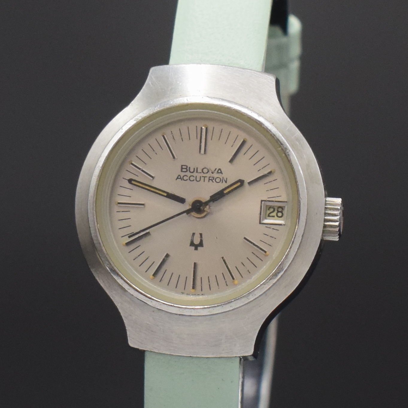 Detail a: BULOVA seltene Damenarmbanduhr mit Stimmgabelwerk in Stahl, Schweiz um 1970, verschr. Geh., orig. Krone, Glas verkr., silb. Zifferbl., aufges. silb. ...