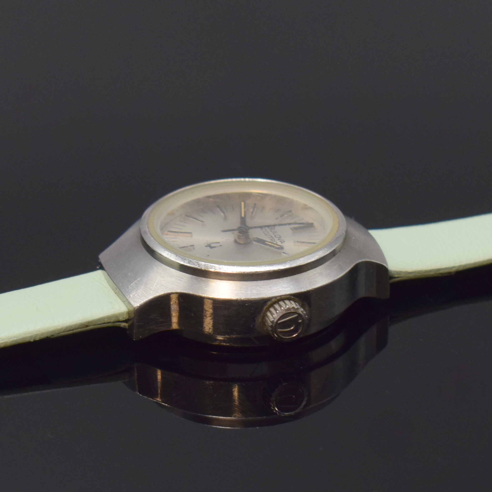 Detail b: BULOVA seltene Damenarmbanduhr mit Stimmgabelwerk in Stahl, Schweiz um 1970, verschr. Geh., orig. Krone, Glas verkr., silb. Zifferbl., aufges. silb. ...