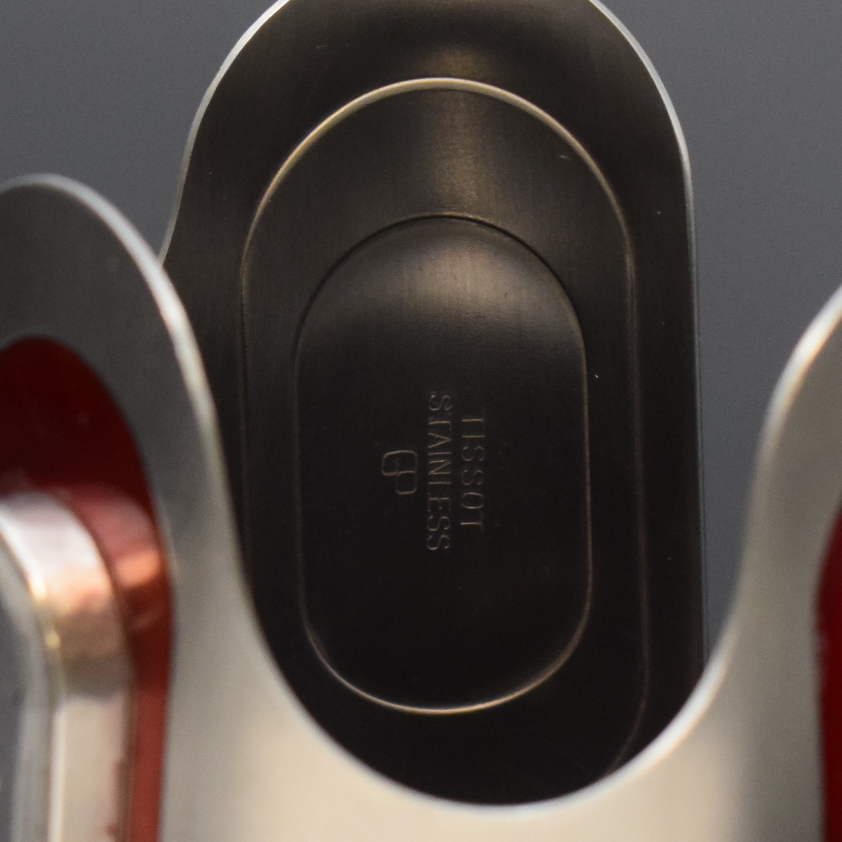 Detail c: TISSOT sehr seltene Design-Damenuhr in Edelstahl, Schweiz um 1975, Handaufzug, Spangen-Gehäuse m. roten Lack-Einlagen, ovales silb. Zifferbl., ...