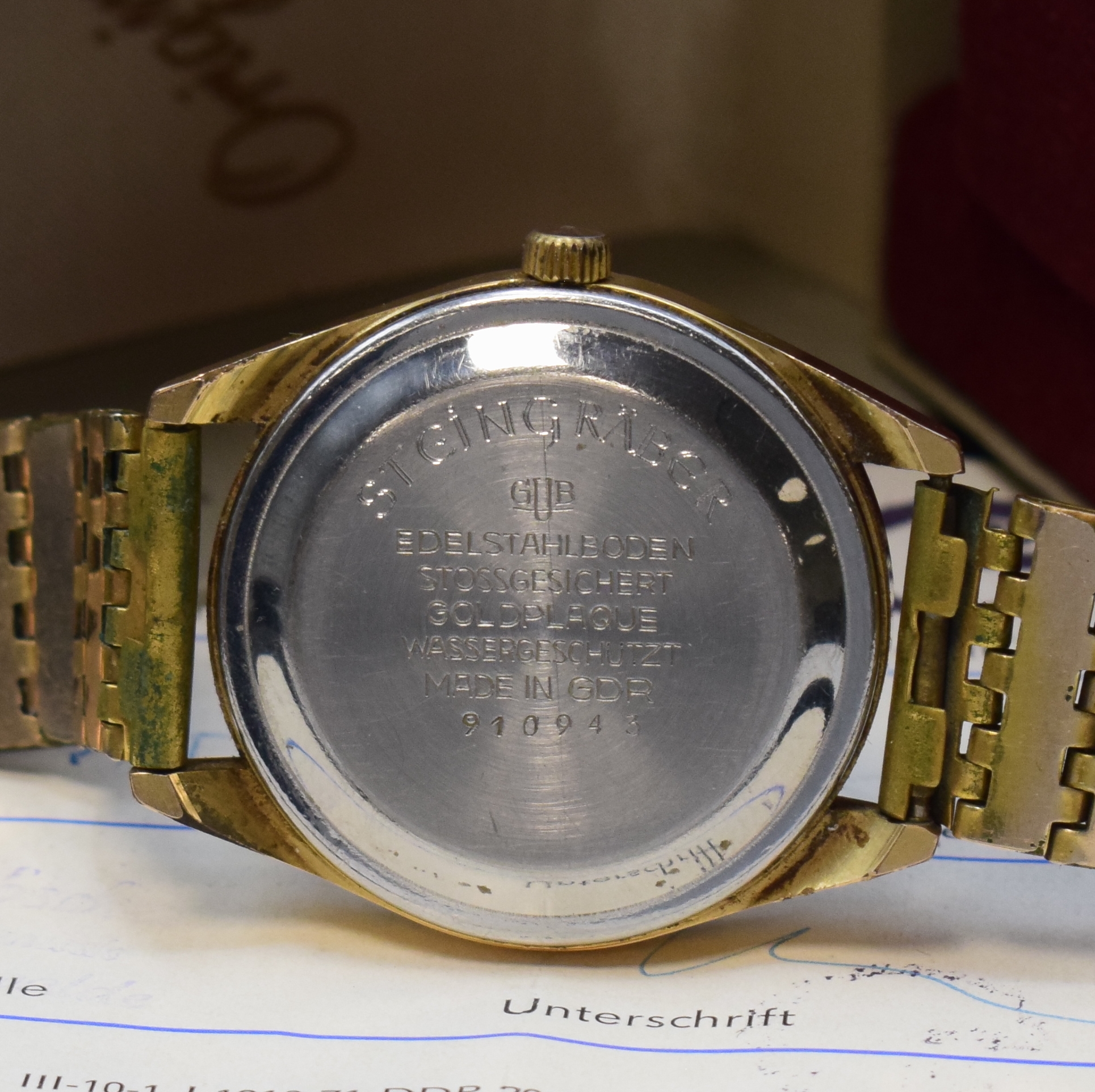 Detail d: GLASHÜTTE Spezimatic vergoldete Armbanduhr mit original Box und Papier, DDR um 1975, Automatik, 2-tlg. Geh., aufgedr. Stahlboden, silb. ...