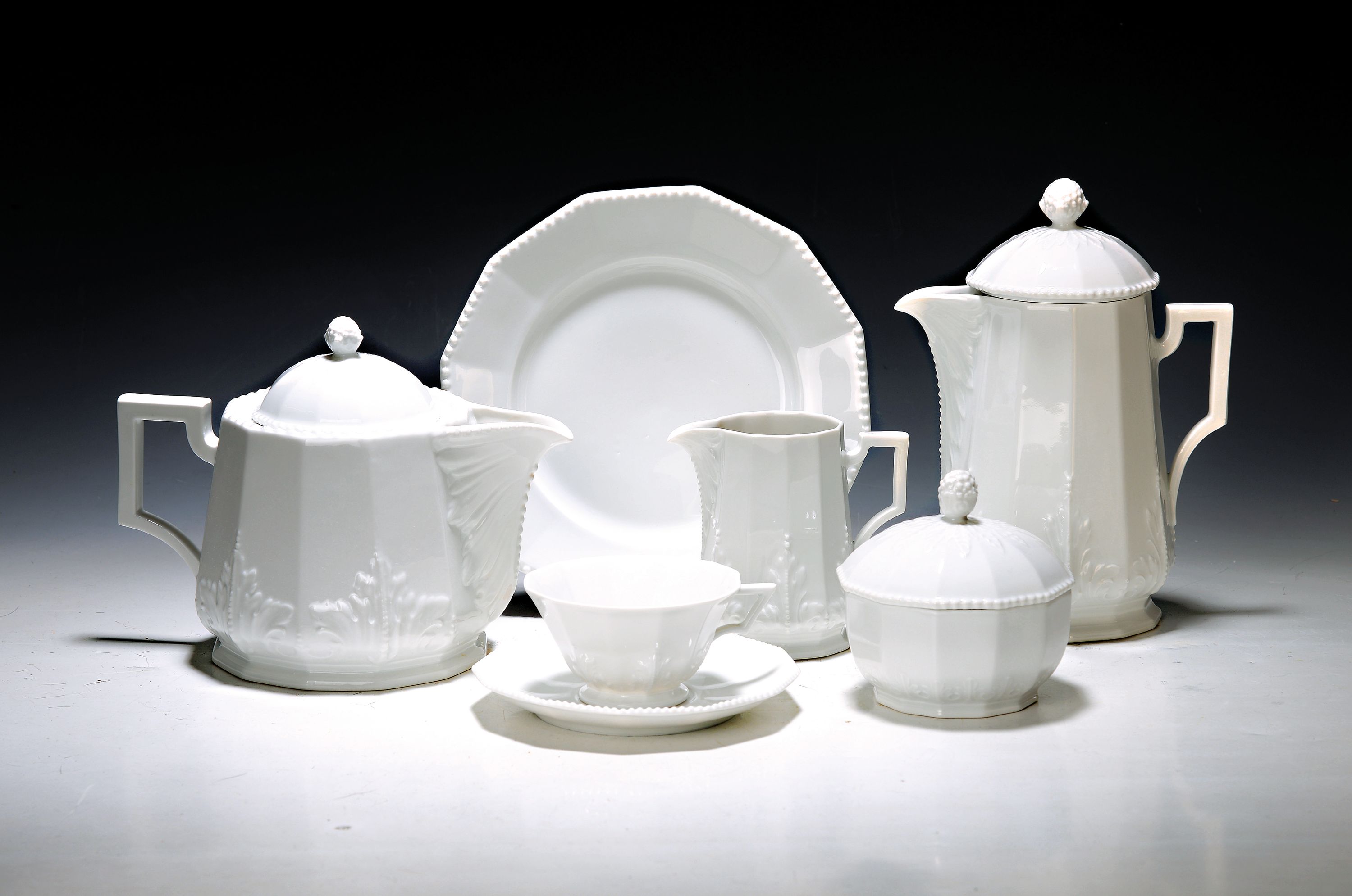Teeservice für 12 Personen, Nymphenburg, 20. Jh., 12-eckige Grundform mit erhabenem Perlrand, Teekanne, Kaffeekanne,Milchkännchen, Zuckerdose, 12 ...