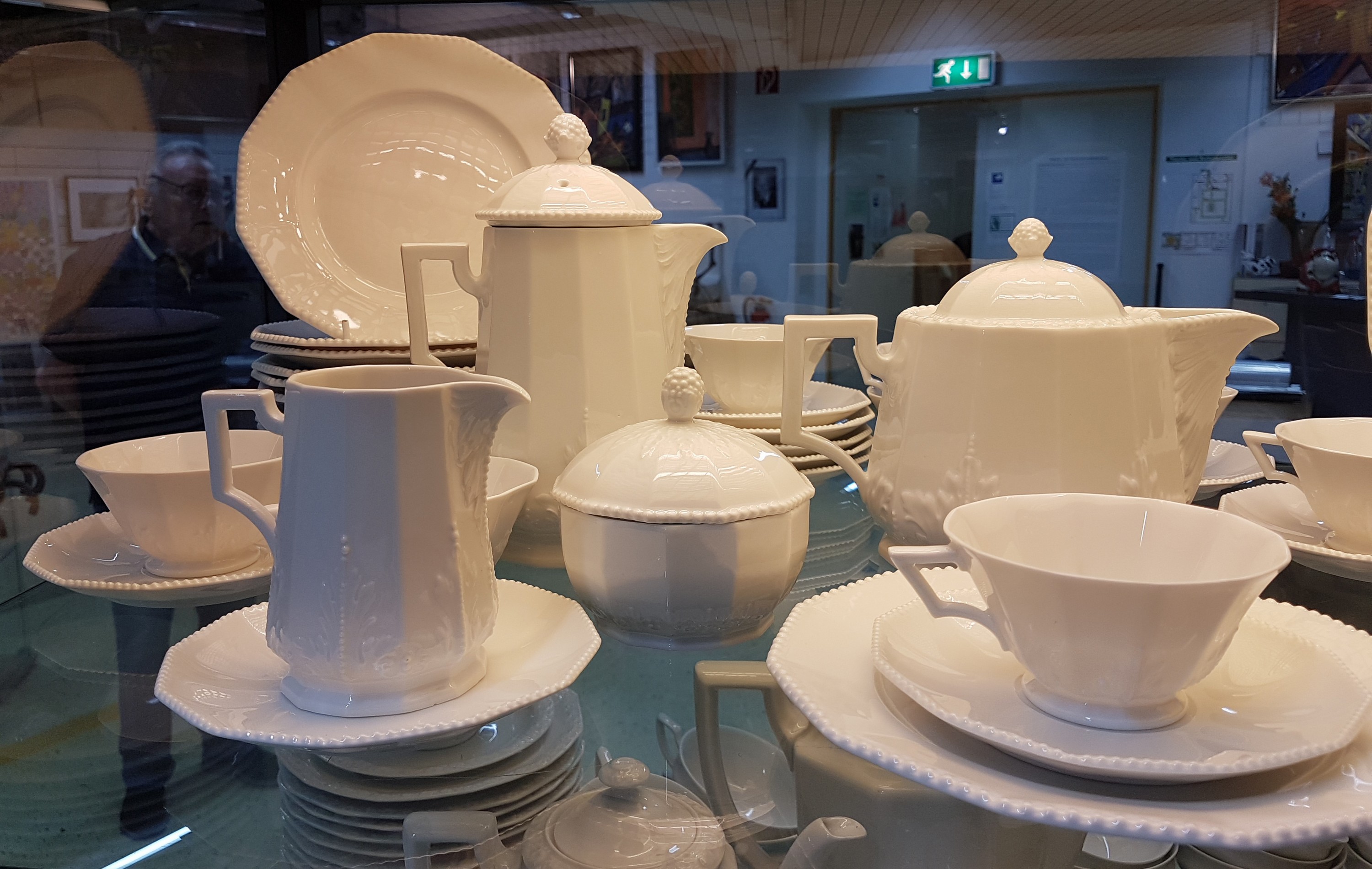 Detail a: Teeservice für 12 Personen, Nymphenburg, 20. Jh., 12-eckige Grundform mit erhabenem Perlrand, Teekanne, Kaffeekanne,Milchkännchen, Zuckerdose, 12 ...