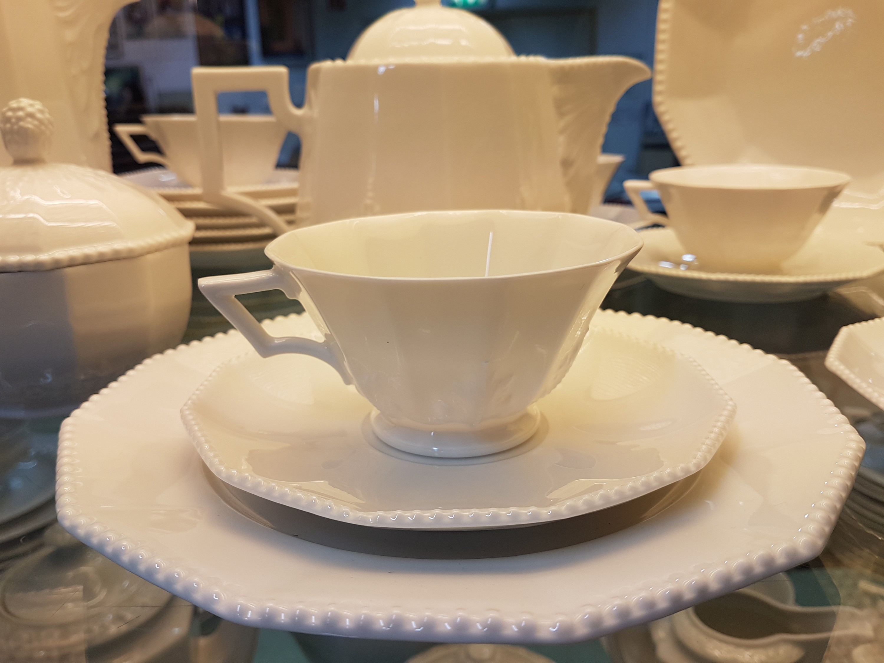 Detail c: Teeservice für 12 Personen, Nymphenburg, 20. Jh., 12-eckige Grundform mit erhabenem Perlrand, Teekanne, Kaffeekanne,Milchkännchen, Zuckerdose, 12 ...