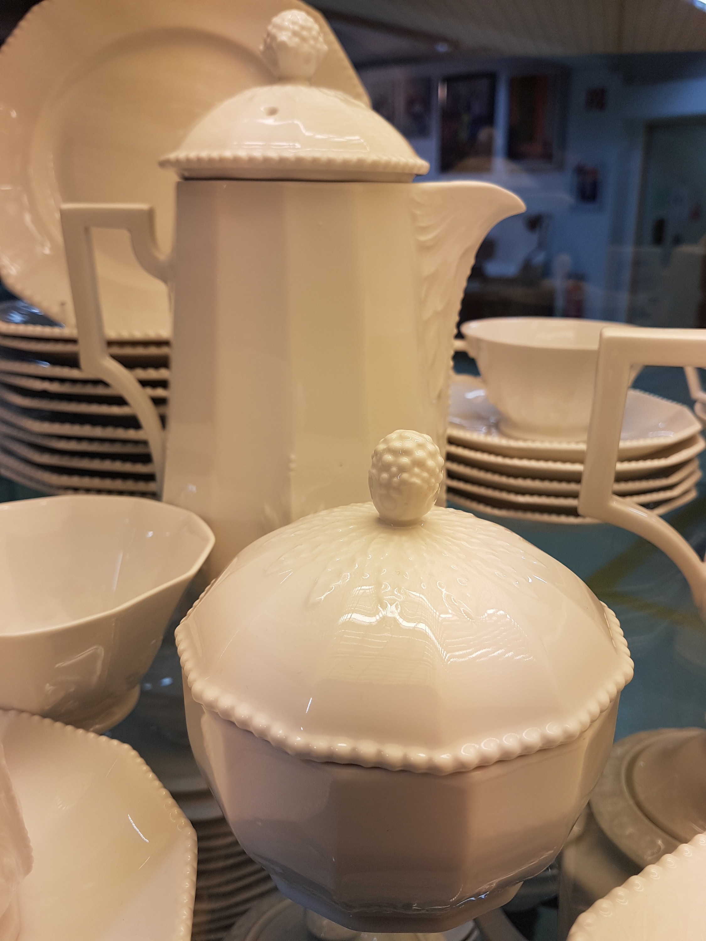 Detail d: Teeservice für 12 Personen, Nymphenburg, 20. Jh., 12-eckige Grundform mit erhabenem Perlrand, Teekanne, Kaffeekanne,Milchkännchen, Zuckerdose, 12 ...