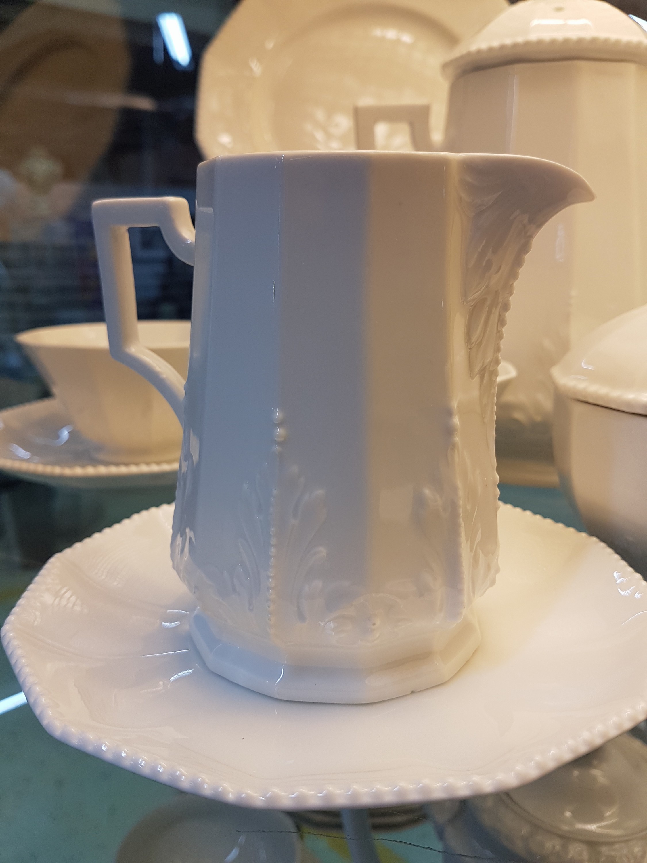 Detail e: Teeservice für 12 Personen, Nymphenburg, 20. Jh., 12-eckige Grundform mit erhabenem Perlrand, Teekanne, Kaffeekanne,Milchkännchen, Zuckerdose, 12 ...