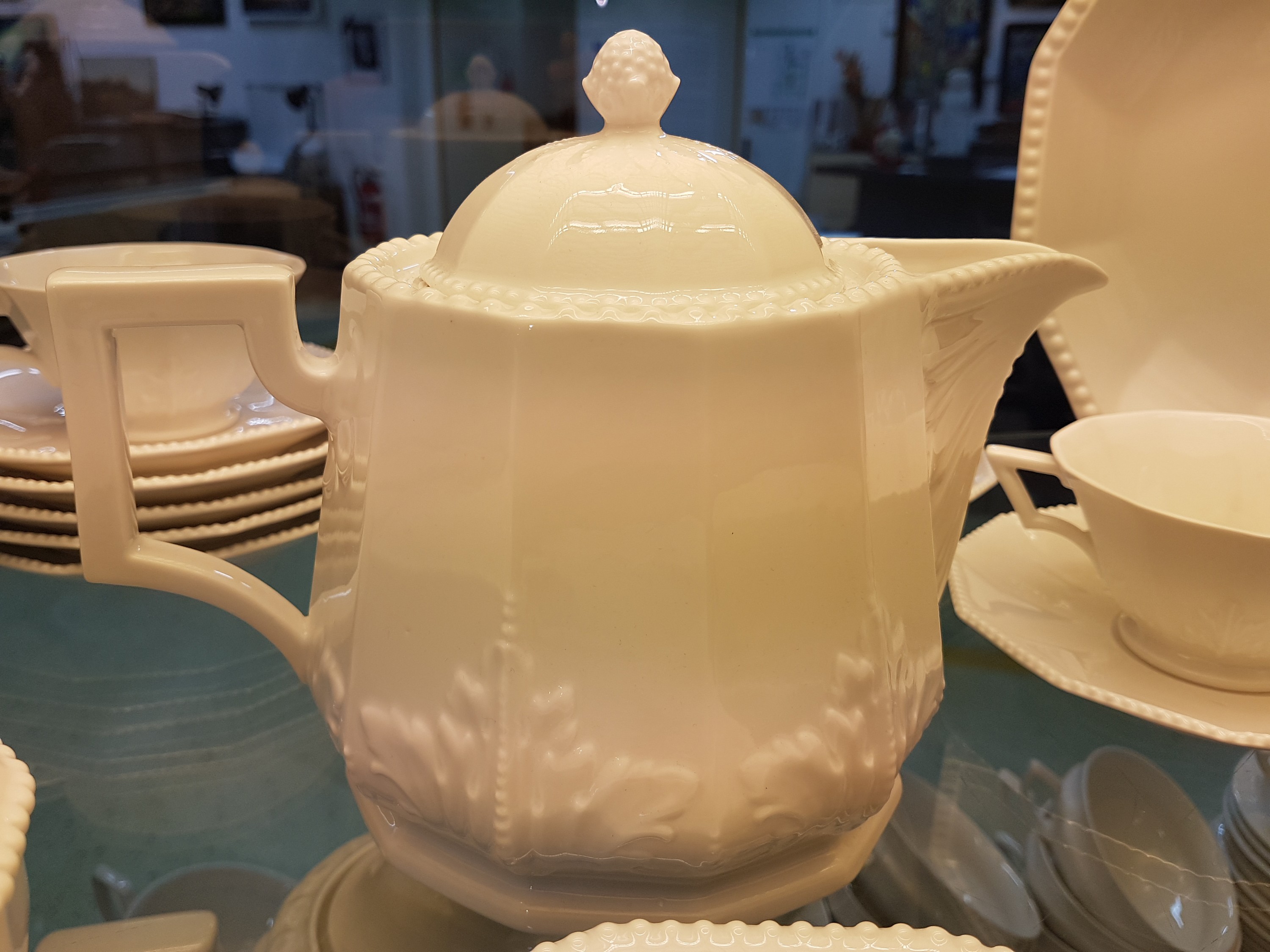 Detail f: Teeservice für 12 Personen, Nymphenburg, 20. Jh., 12-eckige Grundform mit erhabenem Perlrand, Teekanne, Kaffeekanne,Milchkännchen, Zuckerdose, 12 ...