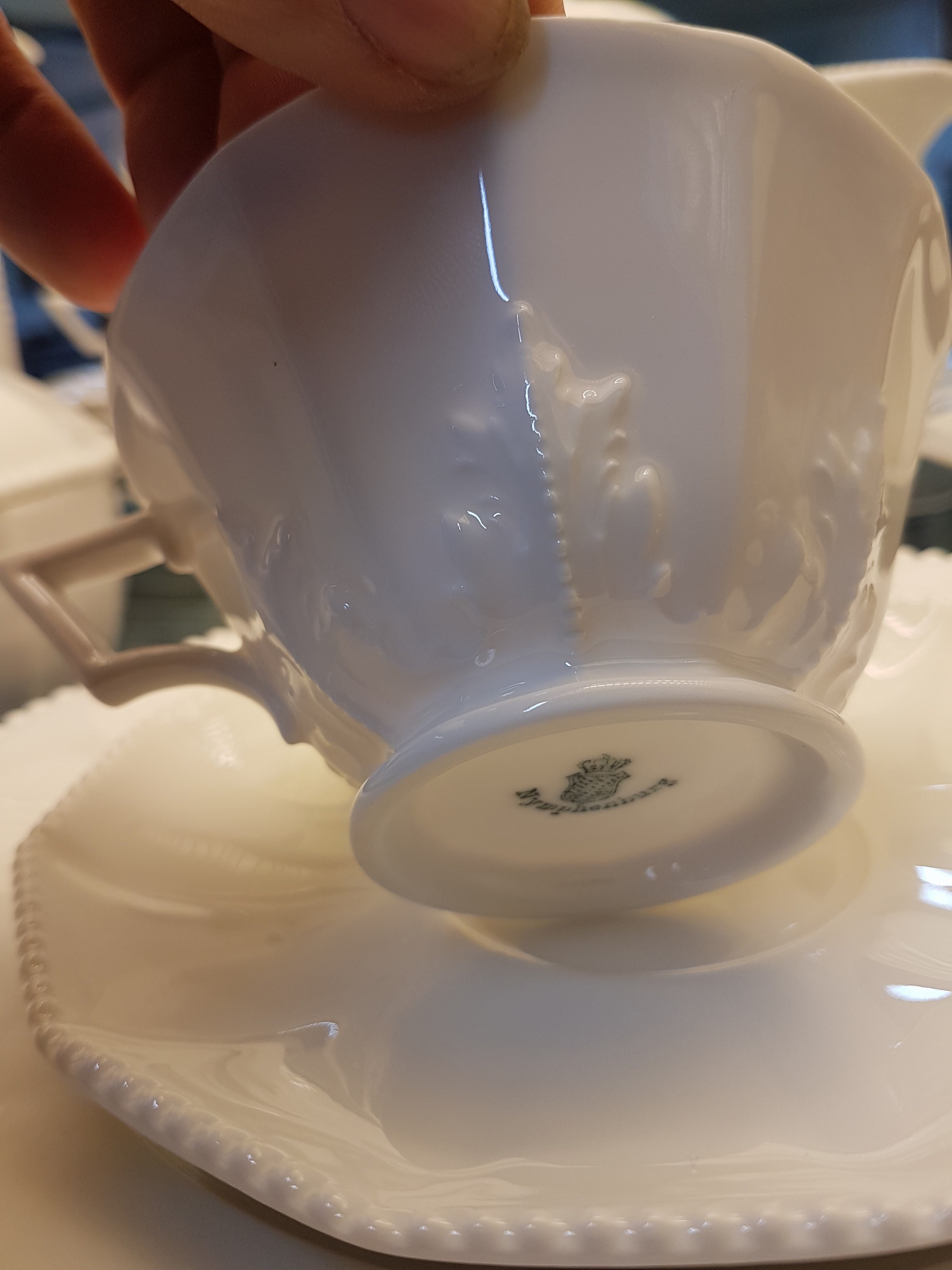 Detail g: Teeservice für 12 Personen, Nymphenburg, 20. Jh., 12-eckige Grundform mit erhabenem Perlrand, Teekanne, Kaffeekanne,Milchkännchen, Zuckerdose, 12 ...