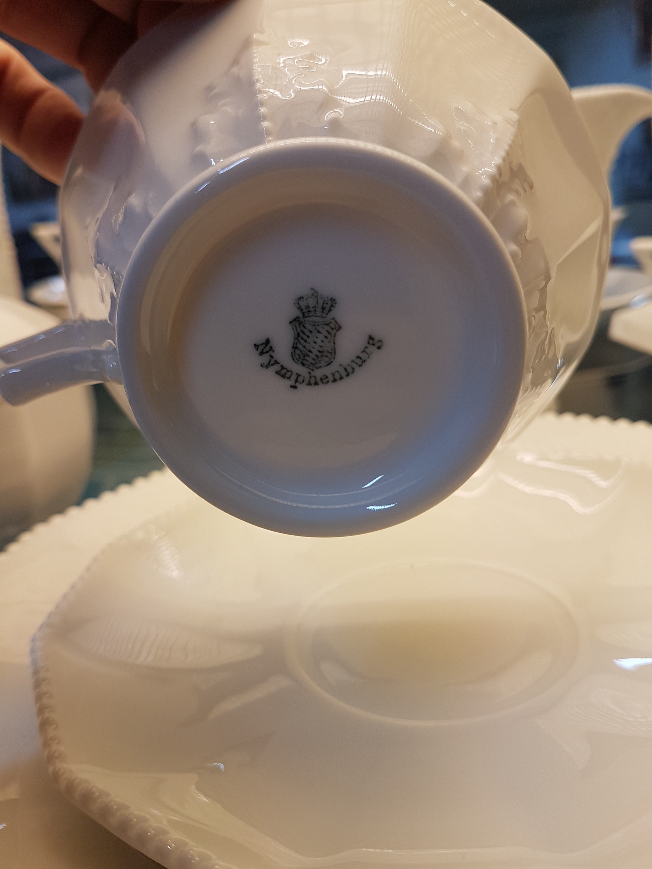 Detail h: Teeservice für 12 Personen, Nymphenburg, 20. Jh., 12-eckige Grundform mit erhabenem Perlrand, Teekanne, Kaffeekanne,Milchkännchen, Zuckerdose, 12 ...
