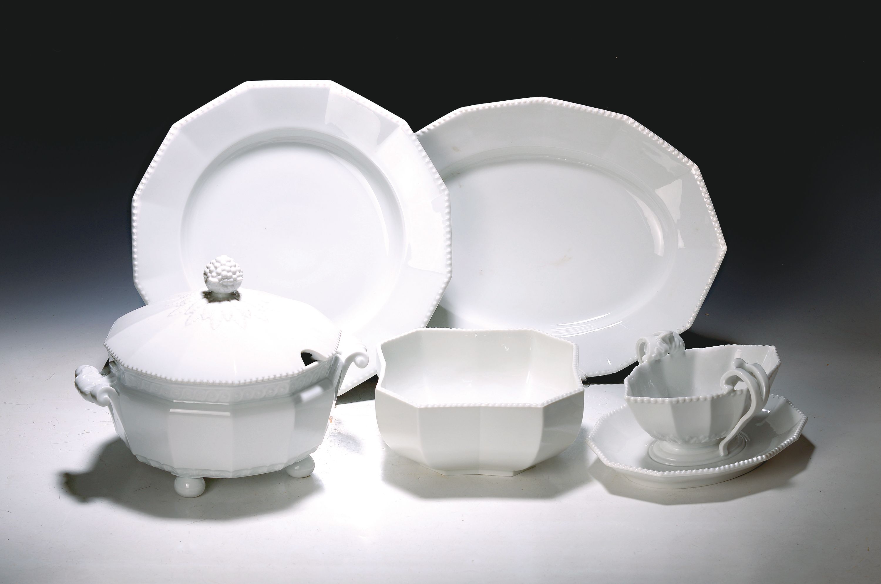 Speiseservice, Nymphenburg, 20. Jh., 12-eckige Grundform mit erhabenem Perlrand, 12 flache Teller, 11 tiefe Teller, Deckelterrine, 3 Beilagenschalen, ...