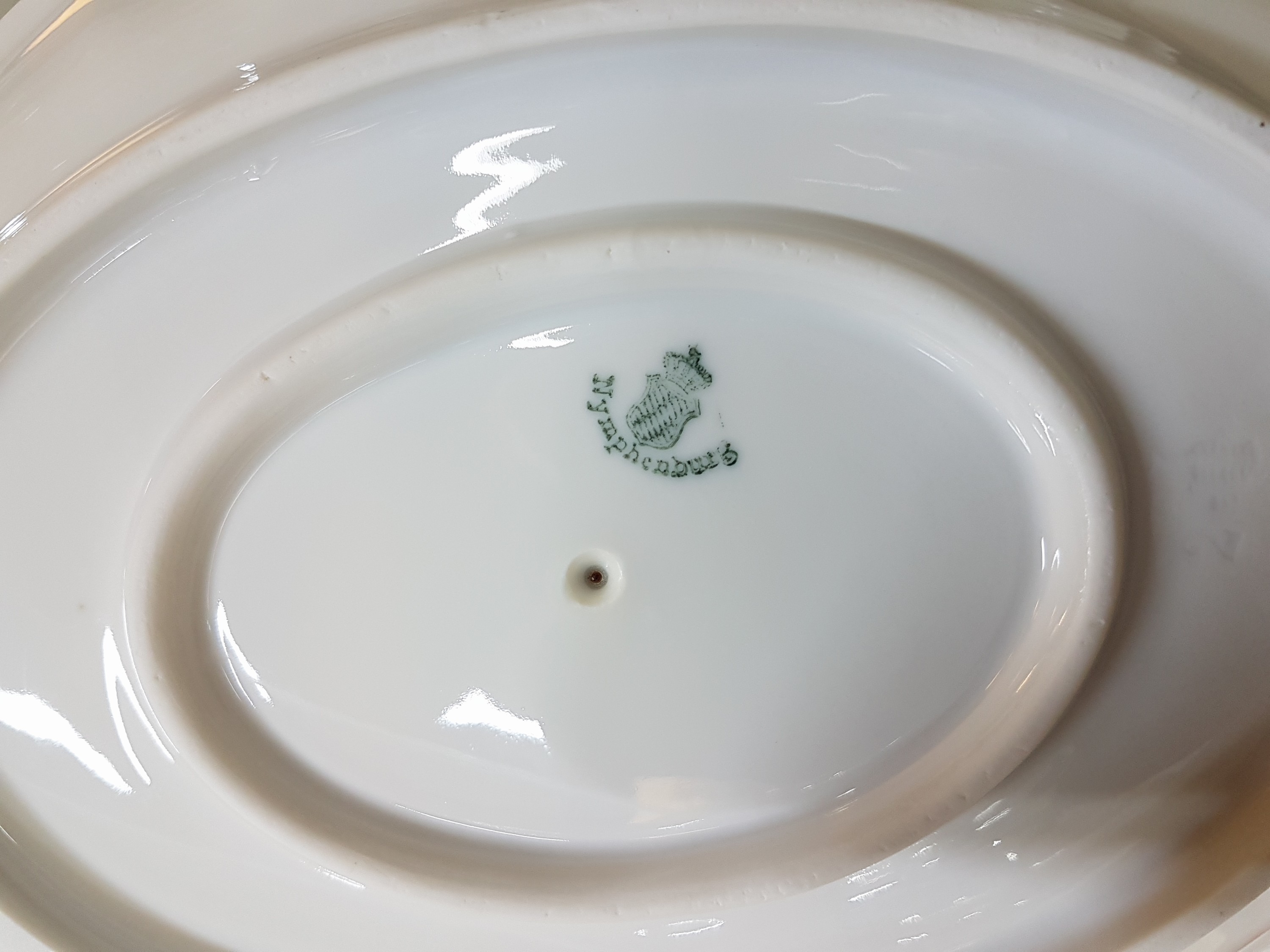 Detail j: Speiseservice, Nymphenburg, 20. Jh., 12-eckige Grundform mit erhabenem Perlrand, 12 flache Teller, 11 tiefe Teller, Deckelterrine, 3 Beilagenschalen, ...