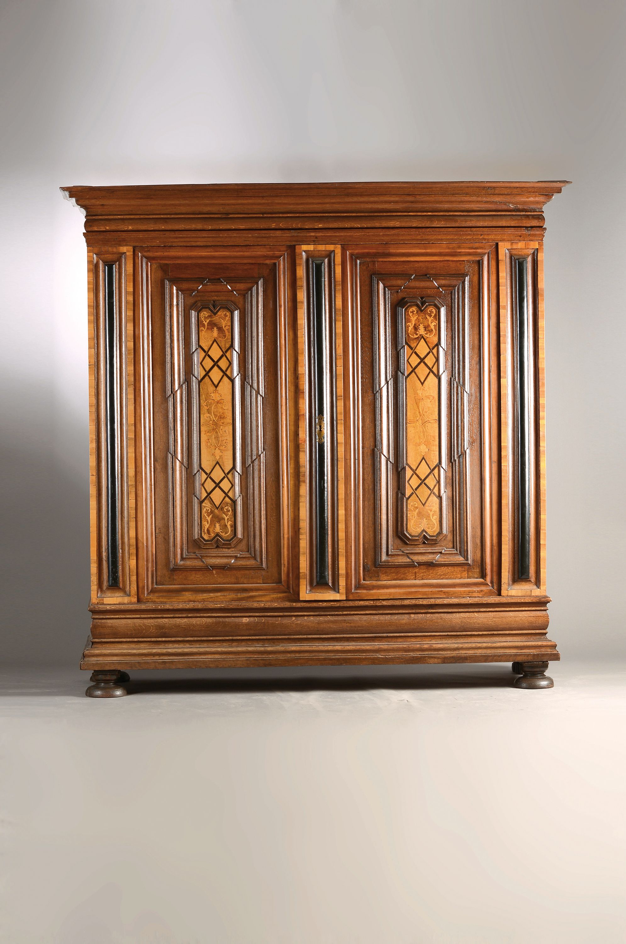 Barockschrank, um 1770, Eiche massiv, 2-türig, auf Rahmen gearbeitet, Türen mit hellen dekorativen Intarsien, orig. Schloss, 1 Schlüssel, ca. 218 ...