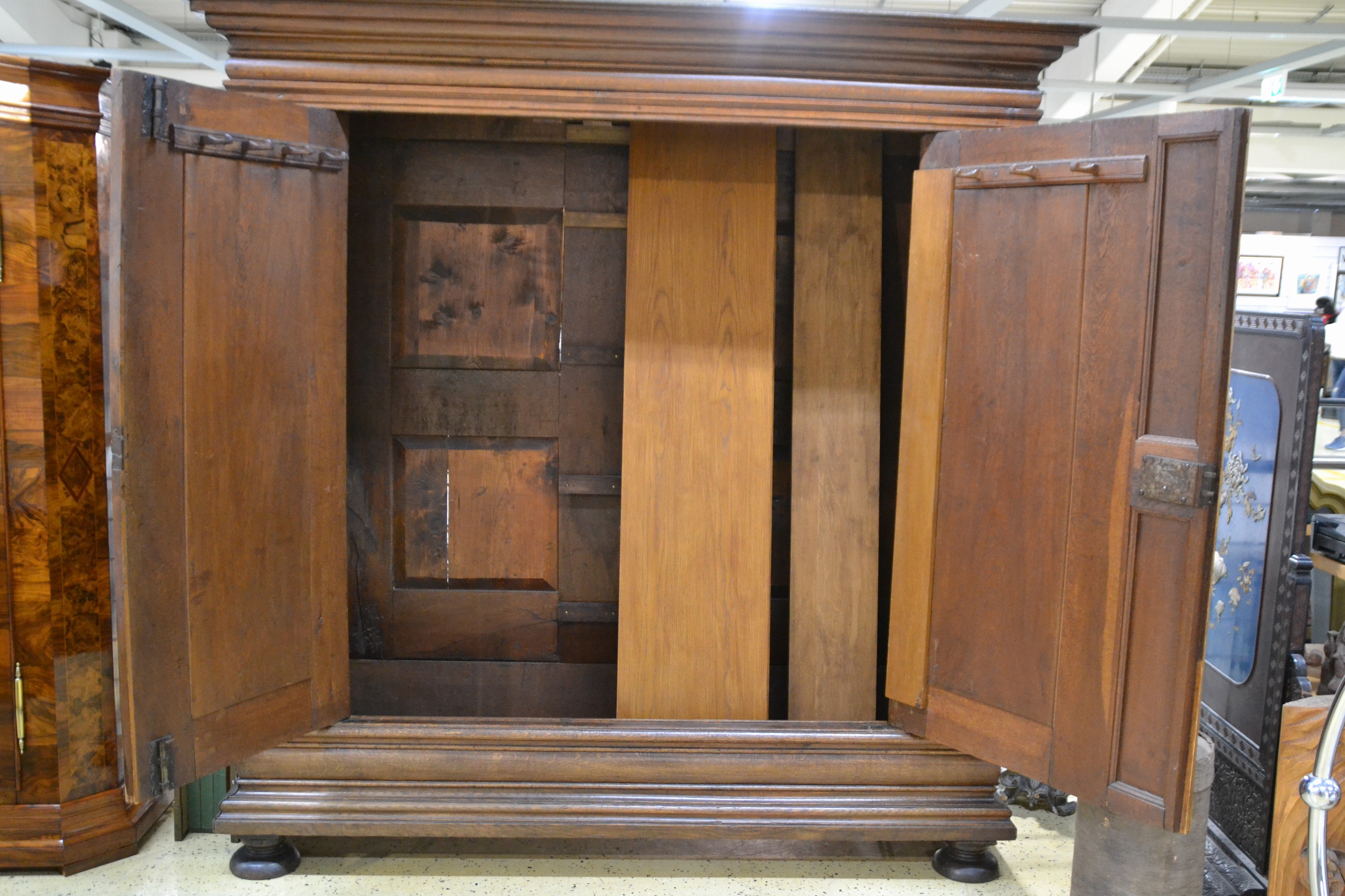 Detail a: Barockschrank, um 1770, Eiche massiv, 2-türig, auf Rahmen gearbeitet, Türen mit hellen dekorativen Intarsien, orig. Schloss, 1 Schlüssel, ca. 218 ...