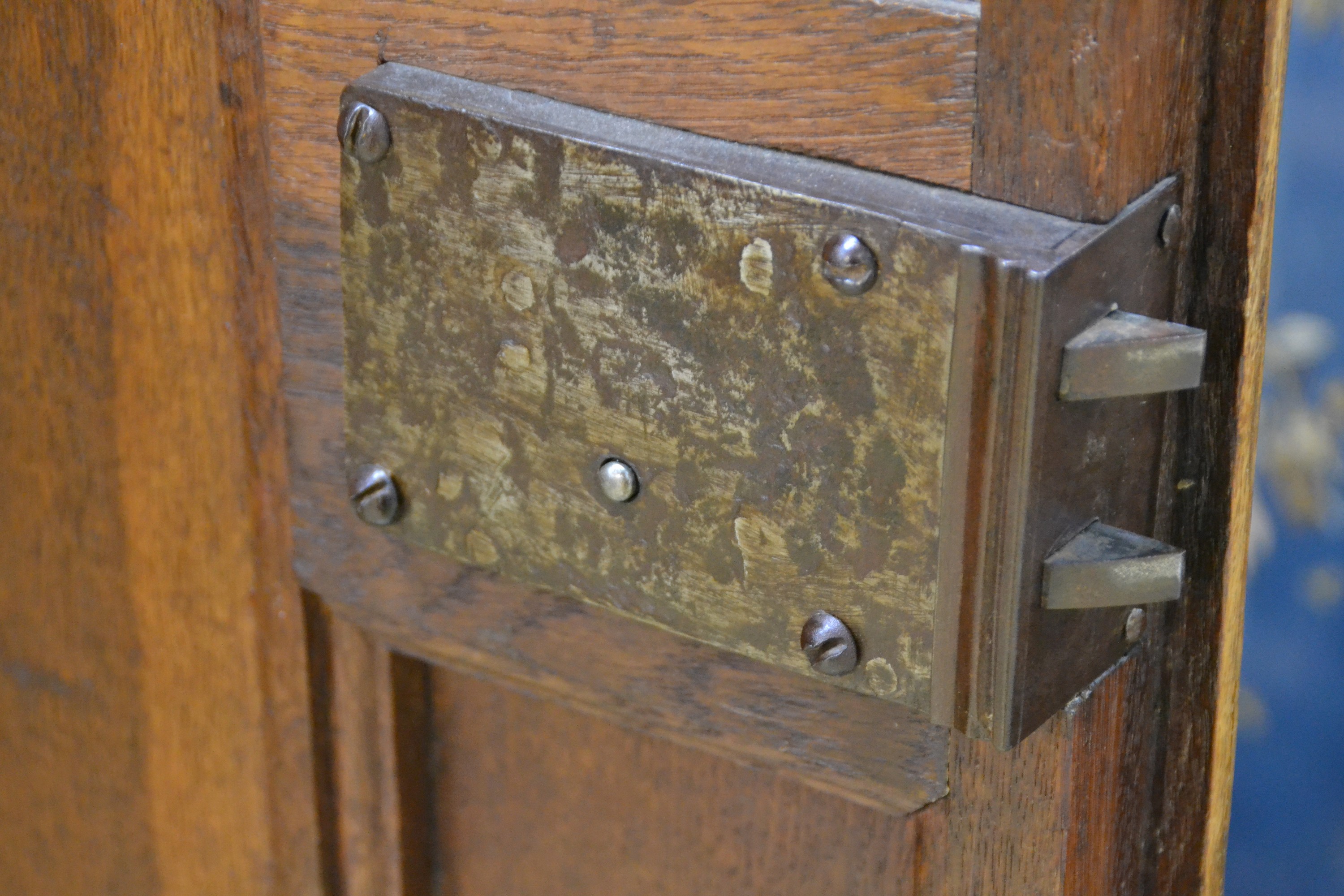 Detail b: Barockschrank, um 1770, Eiche massiv, 2-türig, auf Rahmen gearbeitet, Türen mit hellen dekorativen Intarsien, orig. Schloss, 1 Schlüssel, ca. 218 ...