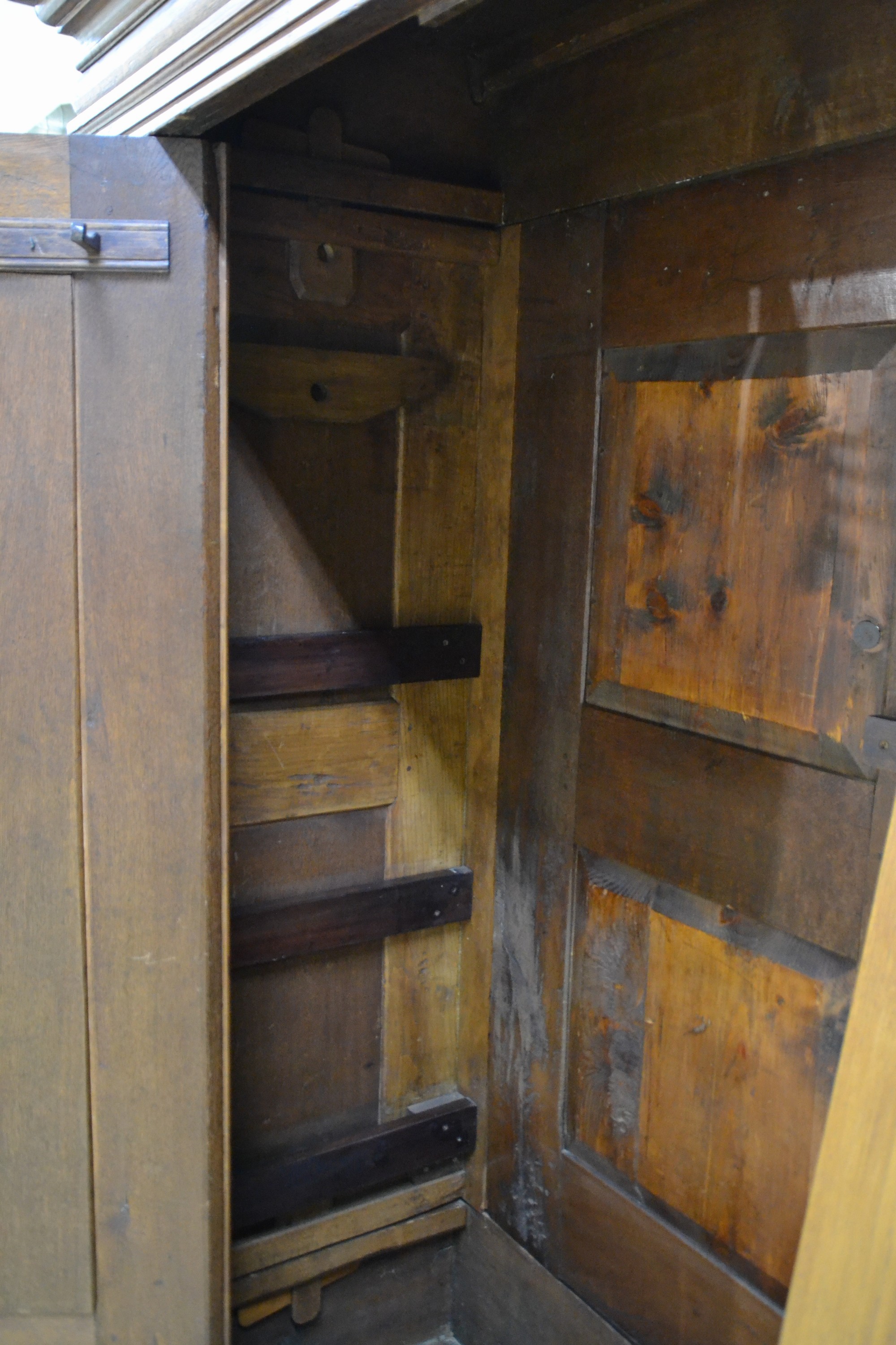 Detail c: Barockschrank, um 1770, Eiche massiv, 2-türig, auf Rahmen gearbeitet, Türen mit hellen dekorativen Intarsien, orig. Schloss, 1 Schlüssel, ca. 218 ...