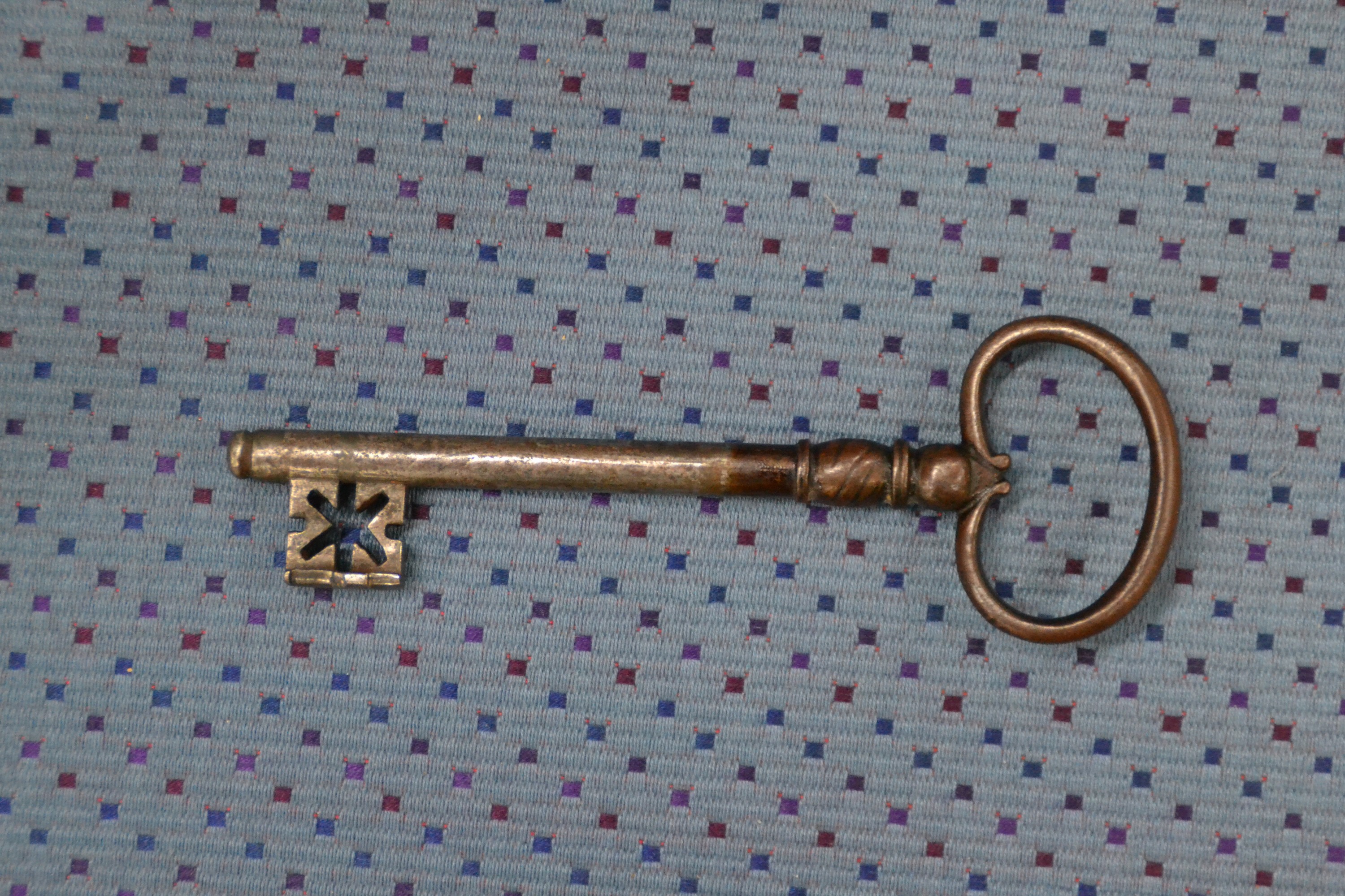 Detail d: Barockschrank, um 1770, Eiche massiv, 2-türig, auf Rahmen gearbeitet, Türen mit hellen dekorativen Intarsien, orig. Schloss, 1 Schlüssel, ca. 218 ...