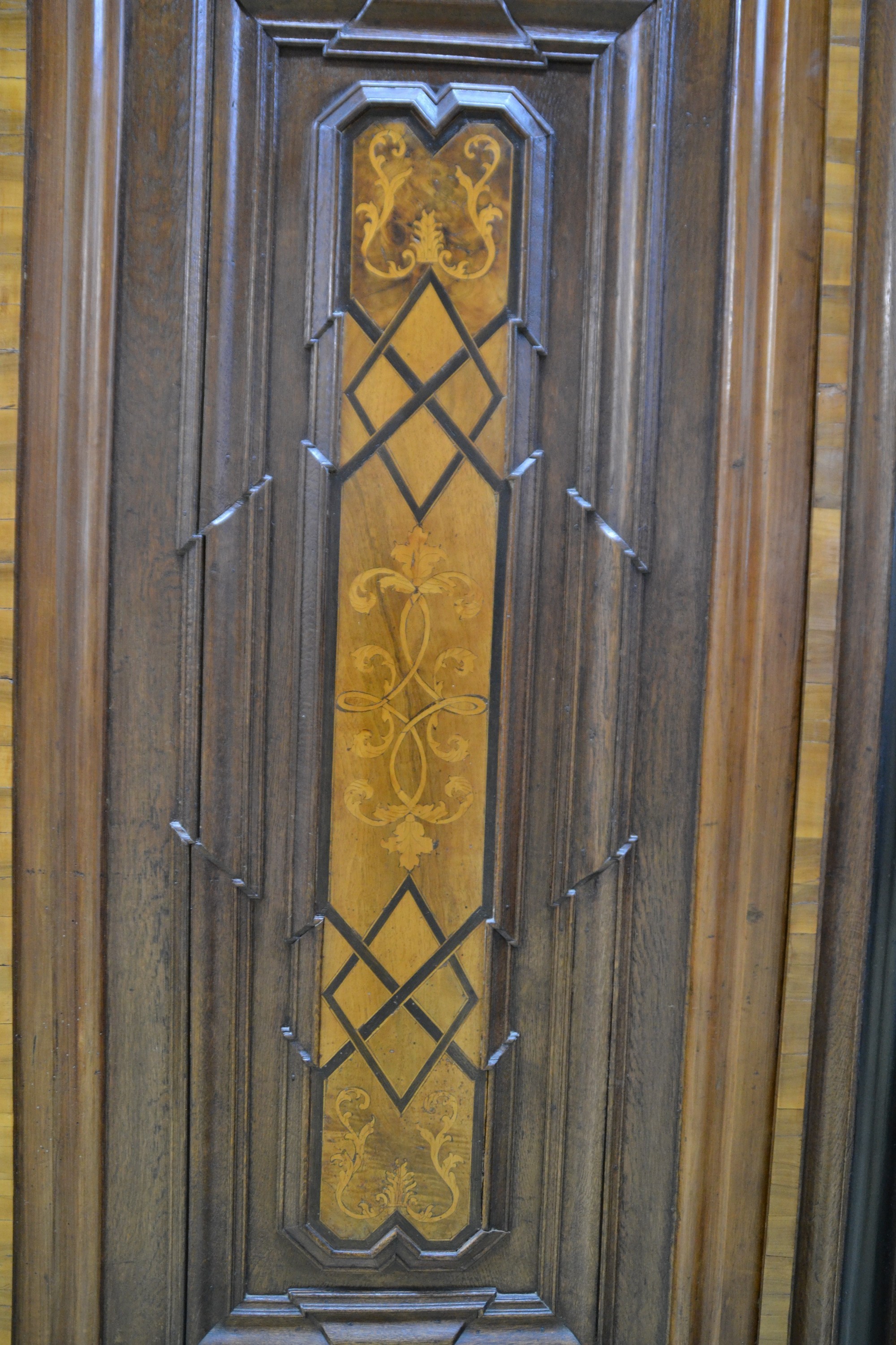 Detail e: Barockschrank, um 1770, Eiche massiv, 2-türig, auf Rahmen gearbeitet, Türen mit hellen dekorativen Intarsien, orig. Schloss, 1 Schlüssel, ca. 218 ...