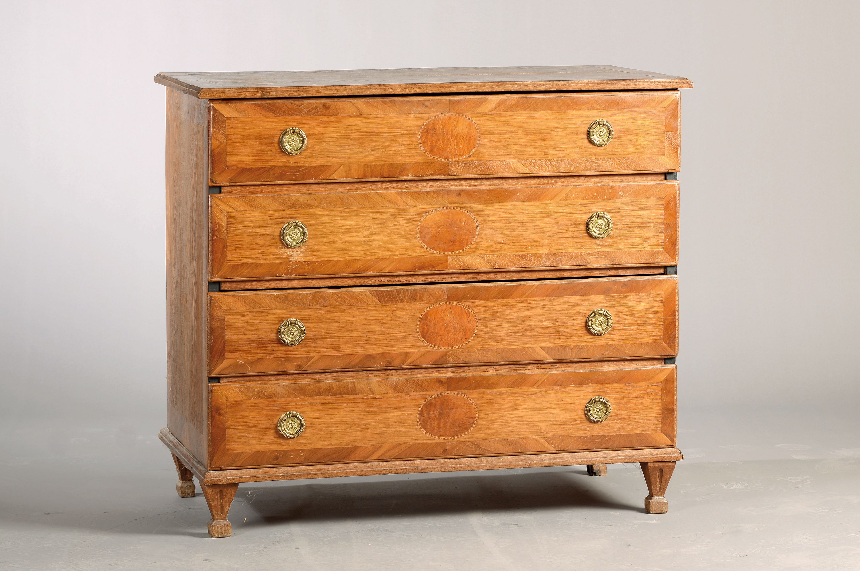 Kommode, Louis-Seize, um 1780, Eichefurnier, 4 Schubladen, Messingbeschläge, Bandintarsien in diversen Hölzern, seitlicher Schlossmechanismus, ca. ...