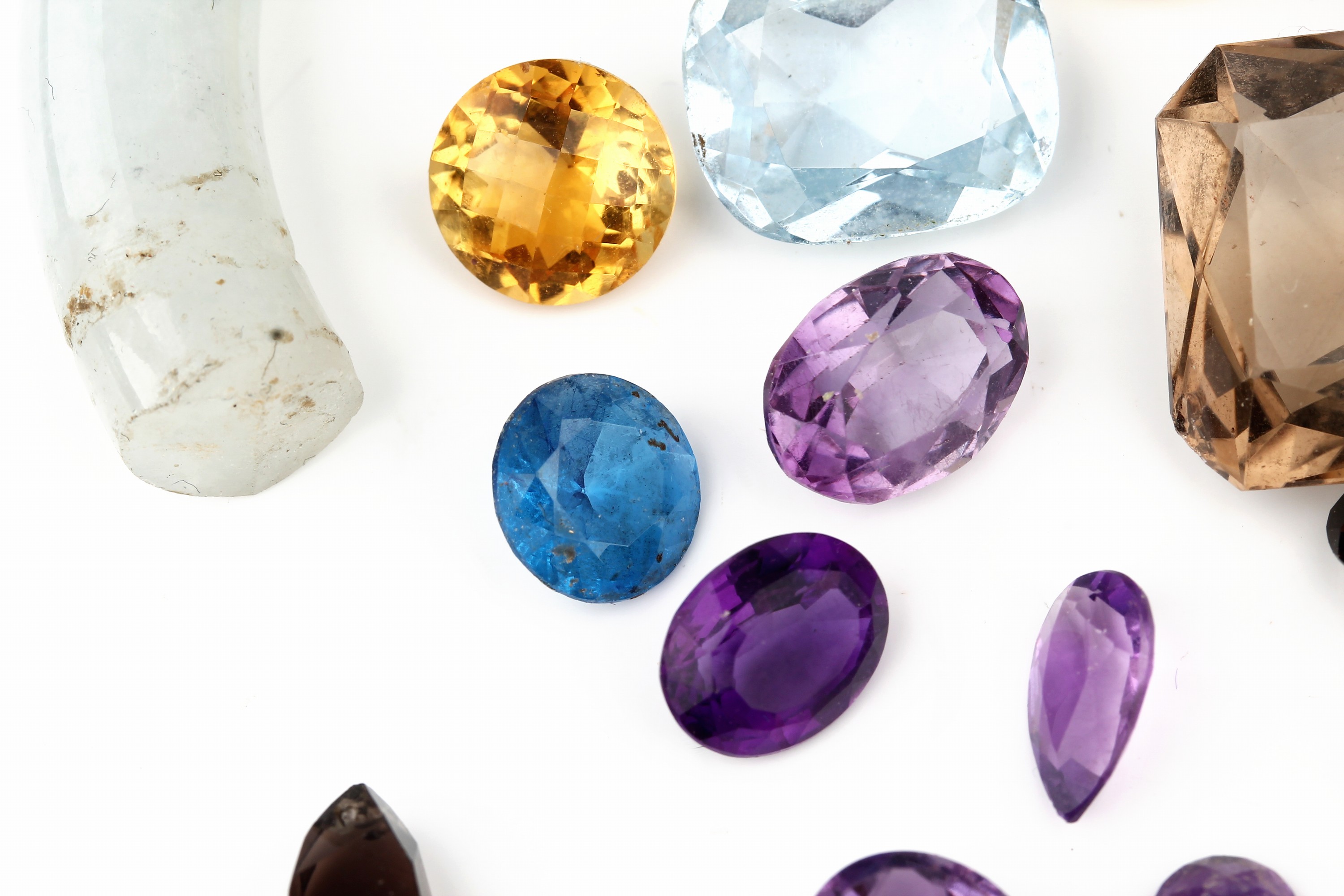 Detail b: Konvolut lose Steine, zus. ca. 448.7 ct, versch. Farbsteine, u.a: Amethyst, Larimar, Rauchquarz, z.T. Synthesen, etc., versch. Schliffformen, ...