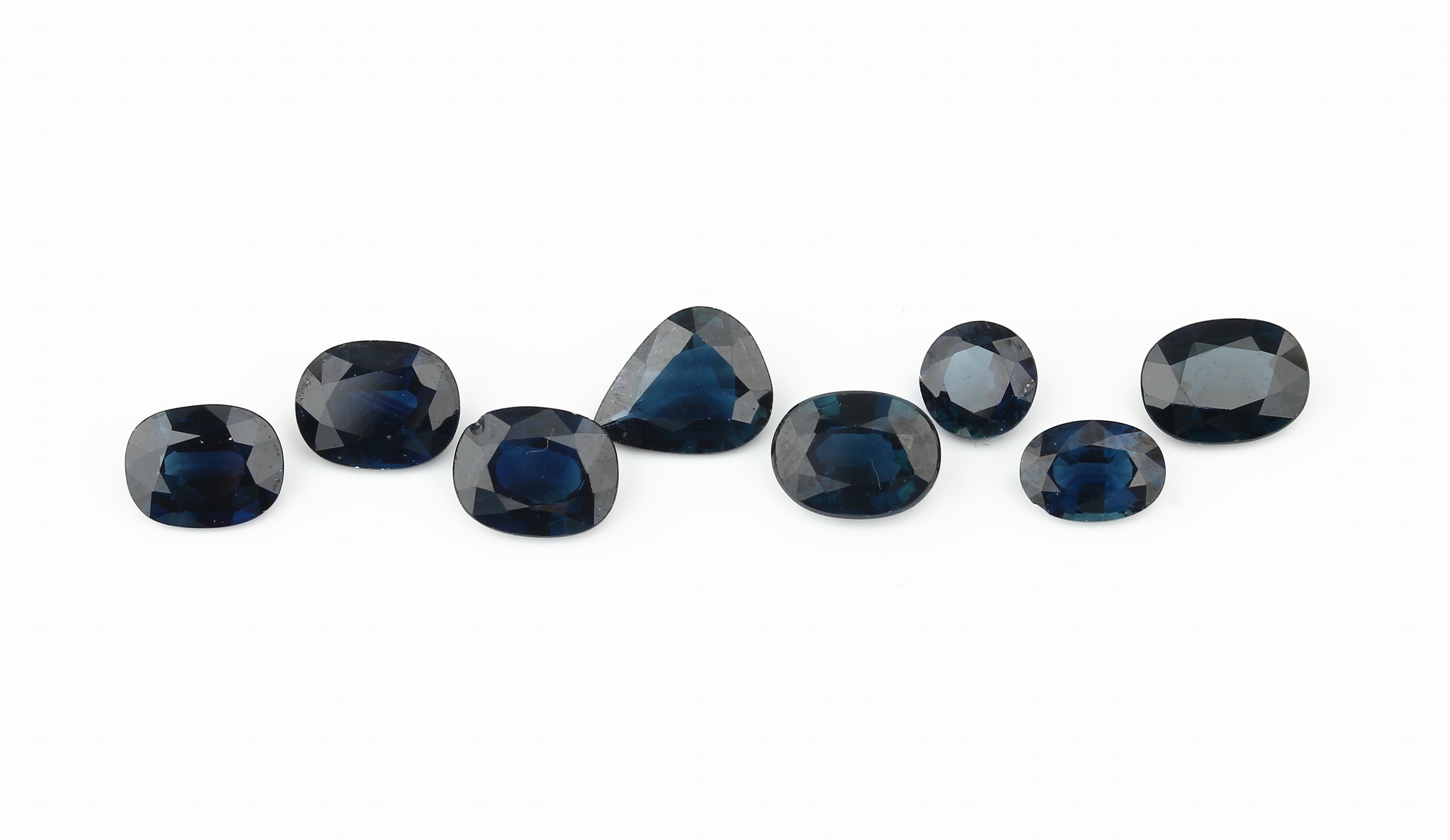 Konvolut 8 lose Saphire, zus. ca. 10.5 ct, 6 x ovalfacett., 1 x Tropfen, 1 x rund- facett.