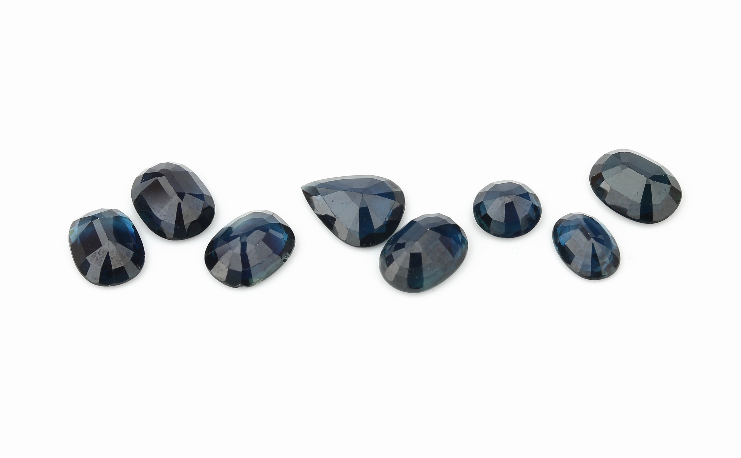 Detail a: Konvolut 8 lose Saphire, zus. ca. 10.5 ct, 6 x ovalfacett., 1 x Tropfen, 1 x rund- facett.