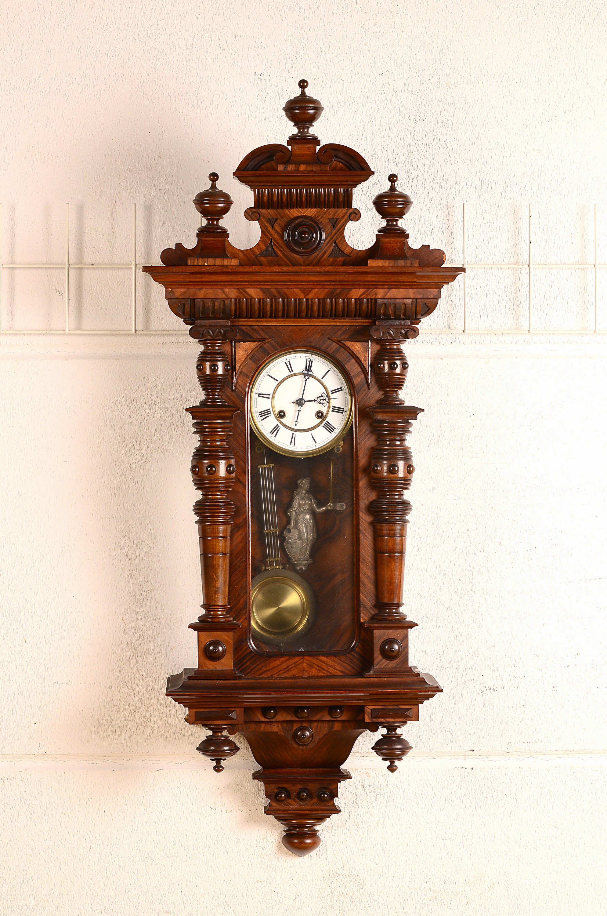 Wanduhr mit Helvetia u. Viertelstundenschlag, deutsch, um 1890, Gründerzeit, reich verziertes Holzgehäuse, orig. Aufsatz, prunkvoll, dreiseitig ...