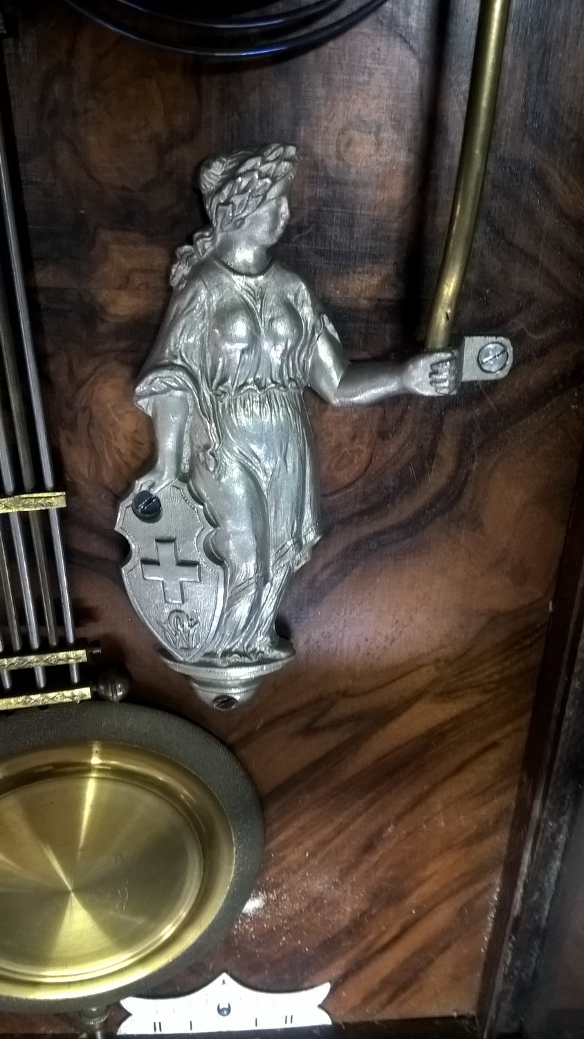 Detail a: Wanduhr mit Helvetia u. Viertelstundenschlag, deutsch, um 1890, Gründerzeit, reich verziertes Holzgehäuse, orig. Aufsatz, prunkvoll, dreiseitig ...