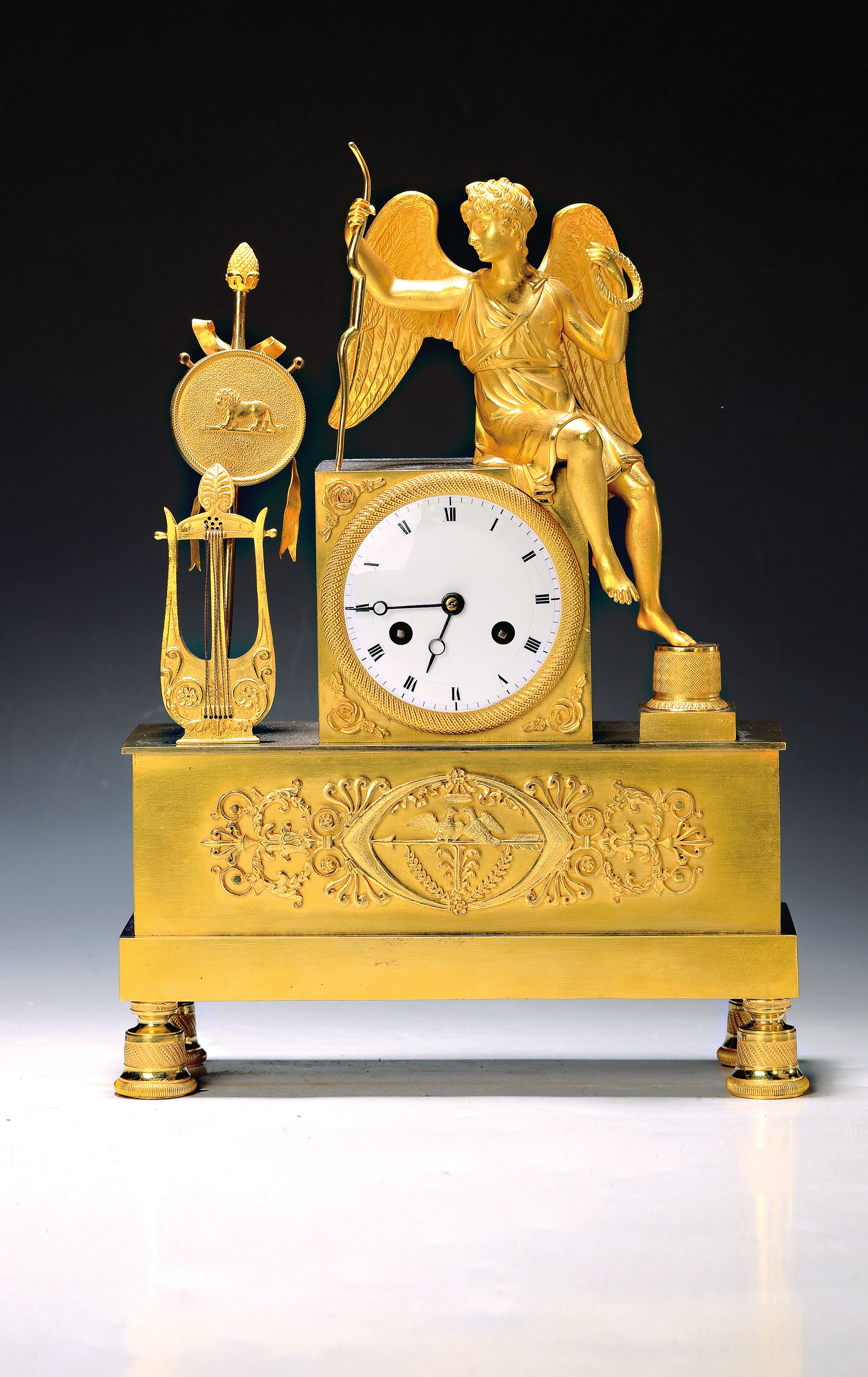 Pendule, Frankreich, um 1820, Bronzegehäuse vergoldet (teilweise ber.), im Sockel Ornamentik von zwei schnäbelnden Tauben unter hängendem ...
