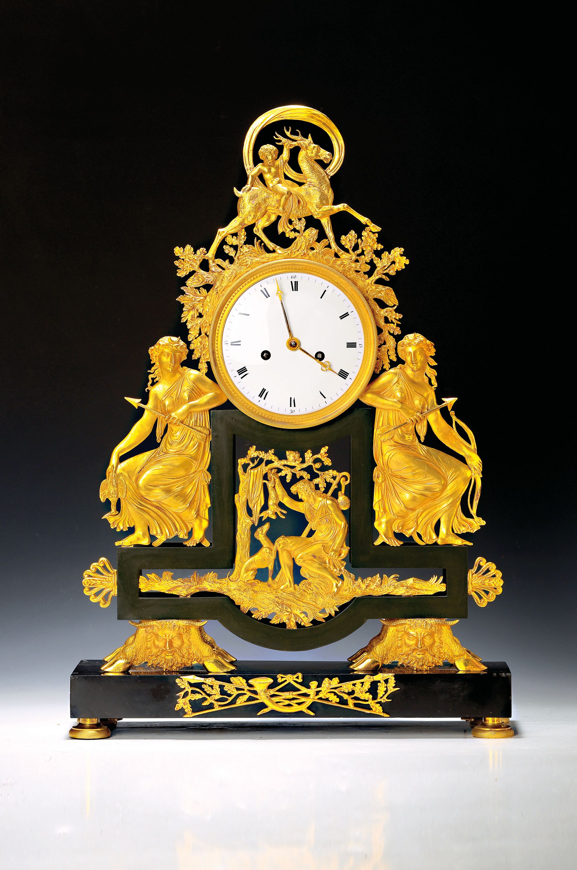 Große Pendule, Direktoire, um 1790, Thematik Jagddarstellungen, schwarzer Marmorsockel mit verzierten Füßen, Bronze vergoldet u. brünniert, auf ...