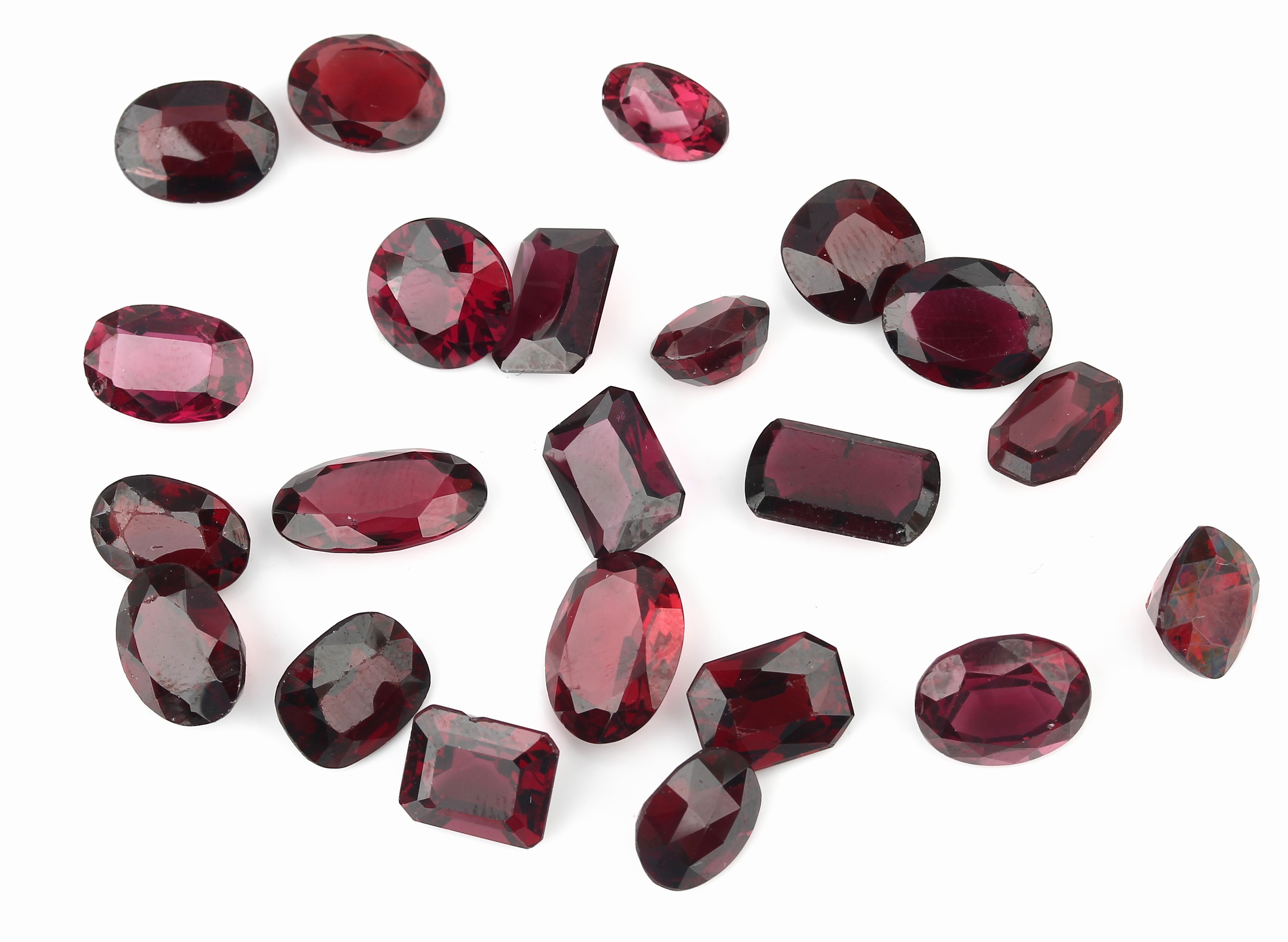 Lot lose Granate zus. ca. 61.8 ct, 12 x ovalfacett., 1 x rundfacett., 3 x EmeraldCut, 4 x Rechteck, 1 x Carree