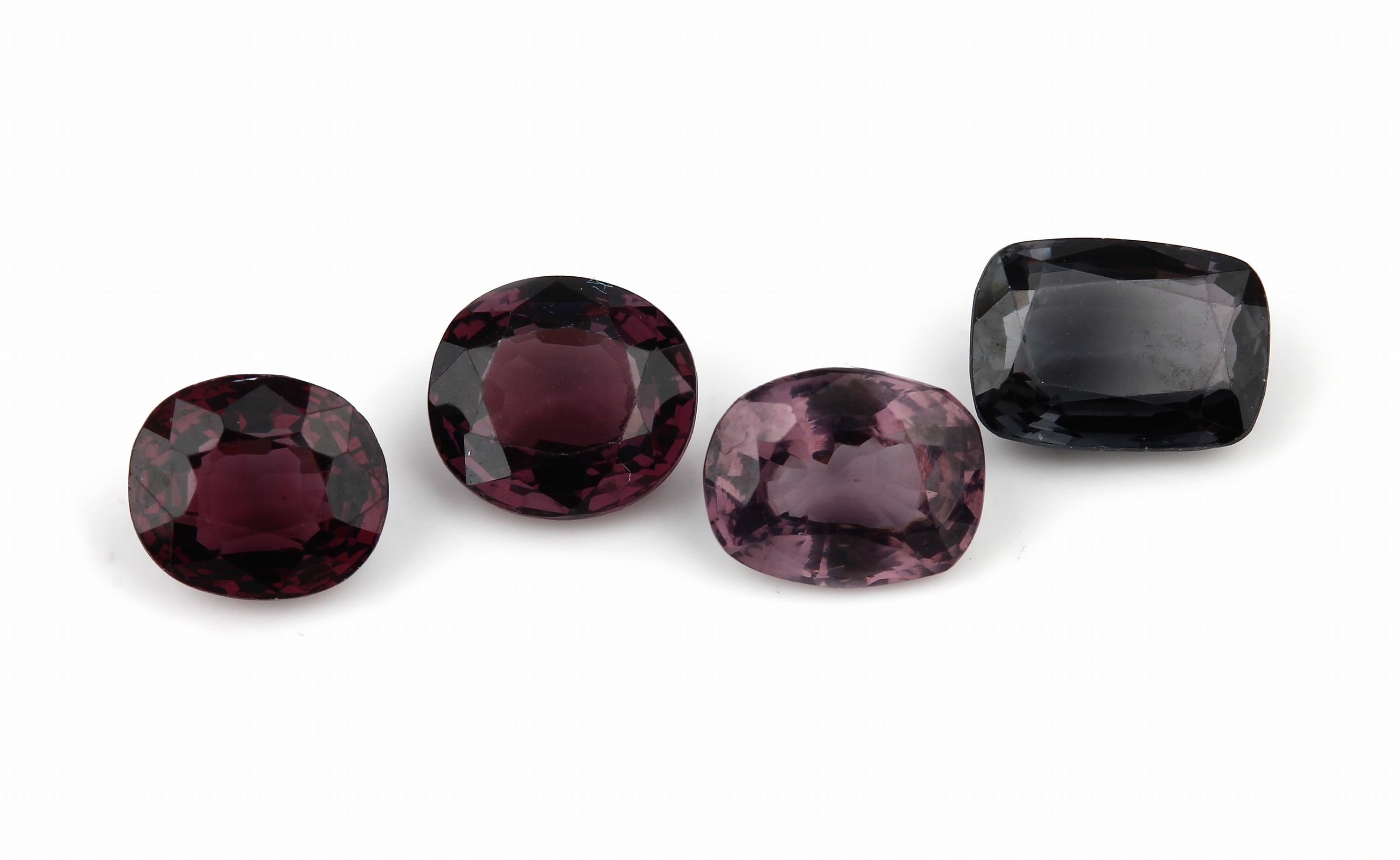 Konvolut 4 lose Spinelle zus. ca. 6.10 ct, ovalfacett.