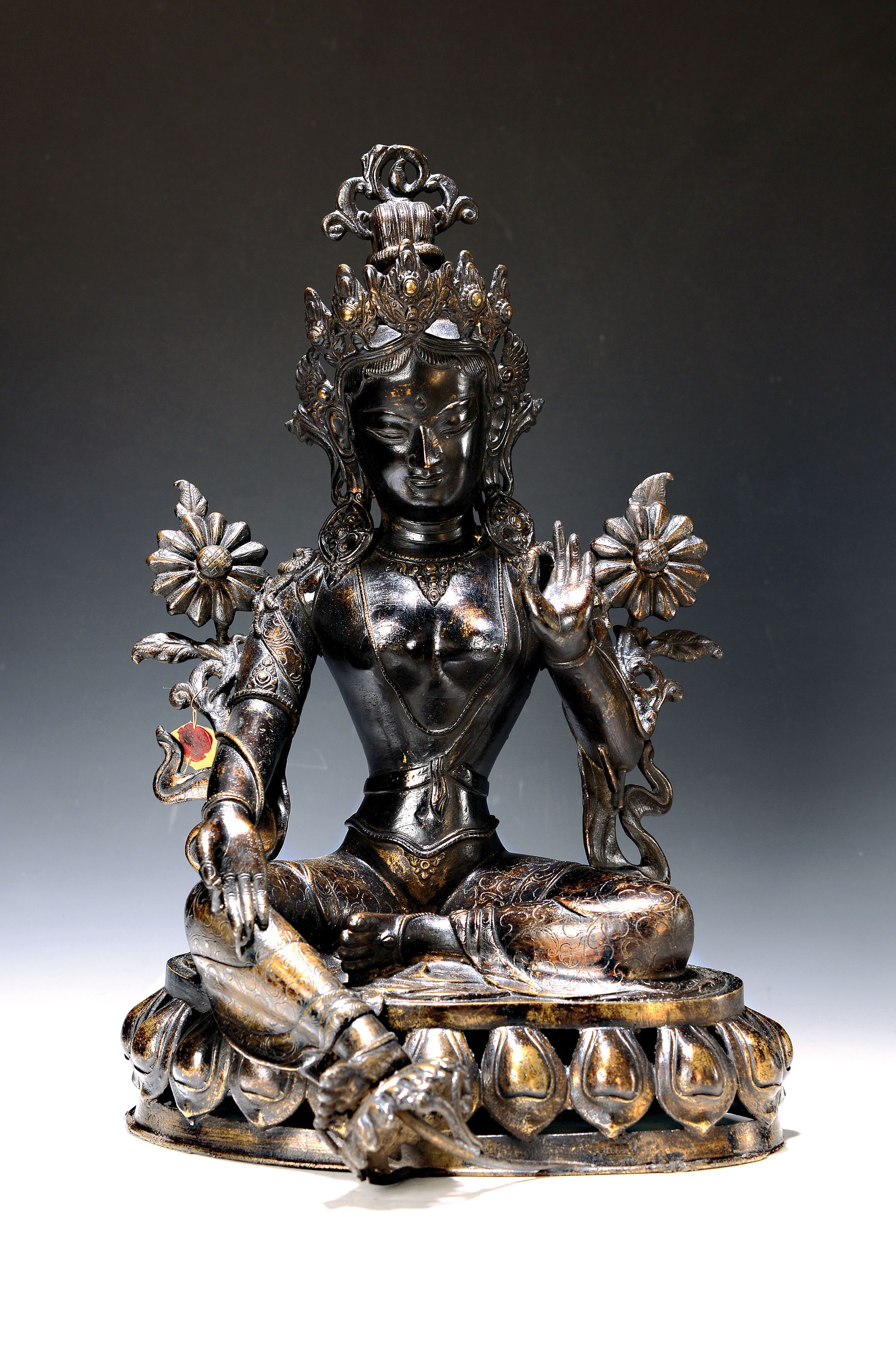 Große Bronzeskulptur, Tara, Tibet, um 1900/20, Bronzeguß, Lotussockel mit Durchbrucharbeit