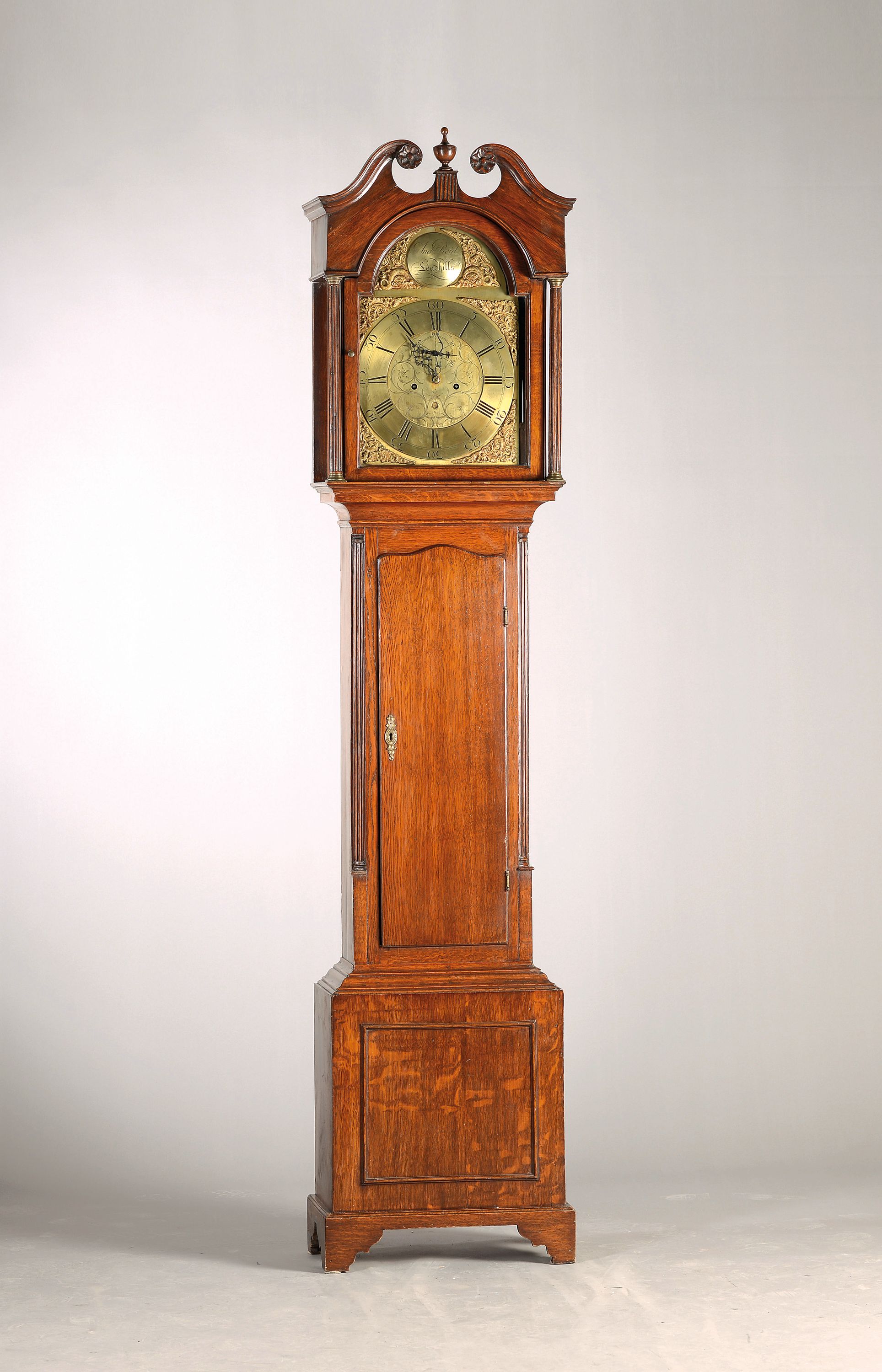 Standuhr, England, um 1800, einteiliges Holzgehäuse, Mittelteil abgesetzt, kannelierte Säulen, Oberteil aufgesetzt, Sprenggiebel, Bogenzifferblatt ...