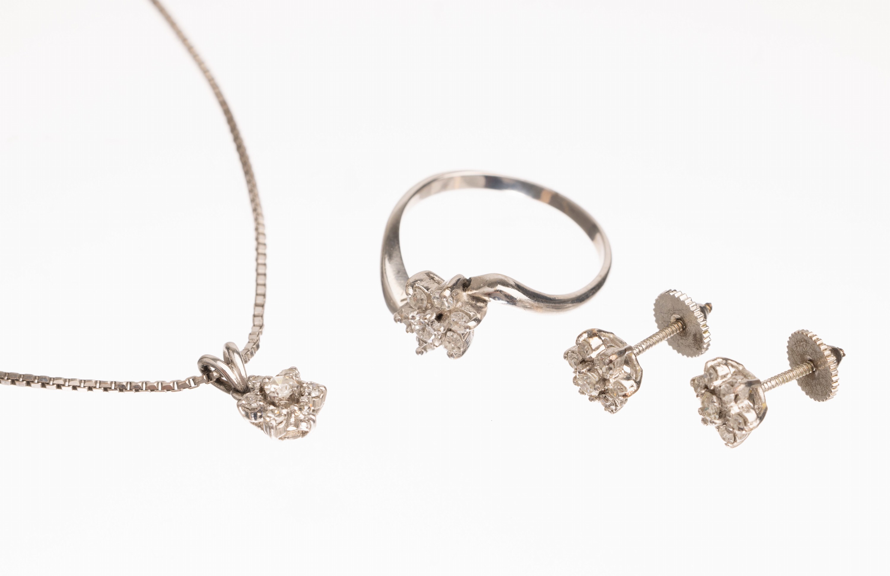 8 kt Gold Diamant-Schmuckset, WG 333/000 gepr., best. aus: Ring, Anhänger mit Kette und Paar Ohrstecker mit Schraubbrisuren, 3 Brillanten zus. ca. ...