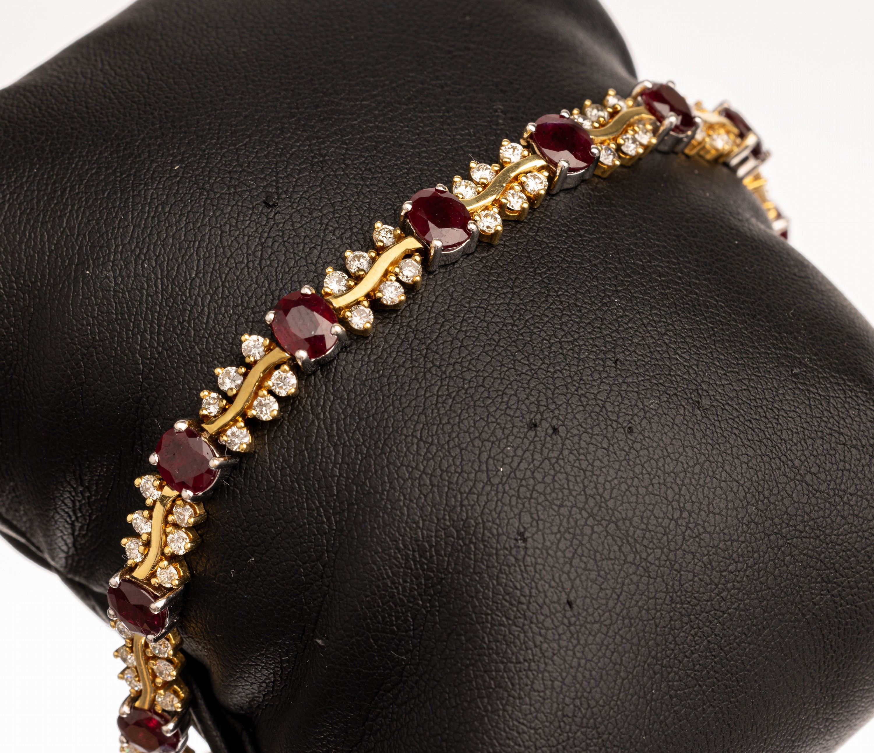 18 kt Gold Diamant-Rubin-Armband, GG/WG 750/000, 13 ovalfacett. Rubine zus. ca. 9.0ct, 76 Brillanten zus. ca. 2.28 ct Weiß/si-p1,total ca. 24.2 g, ...