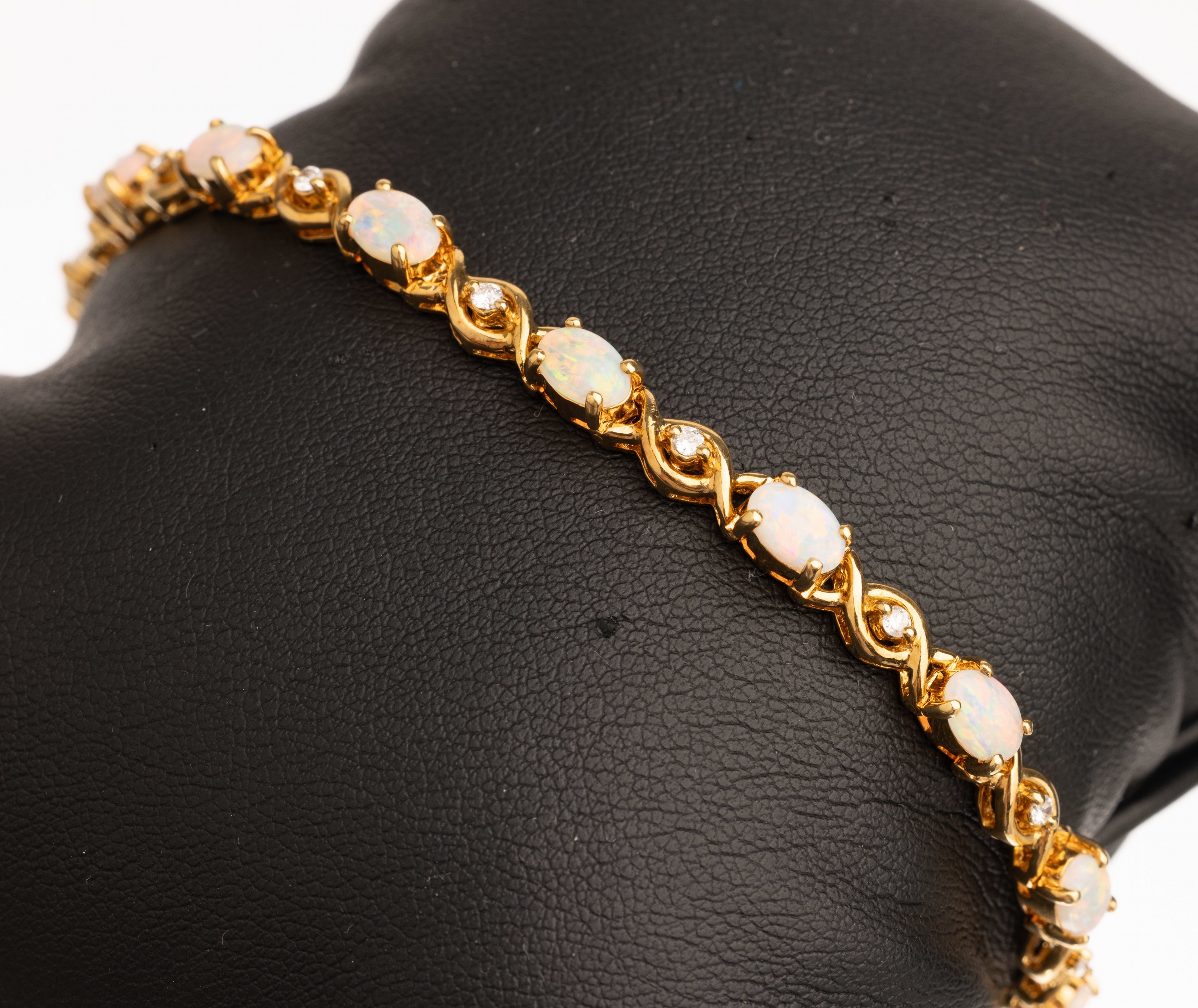 18 kt Gold Opal-Diamant-Armband, GG 750/000, 12 ovale Opalcabochons zus. ca. 3.0 ct, 12 Brillanten zus. ca. 0.24 ct Weiß/p1, total ca. 13.3 g, L. ...