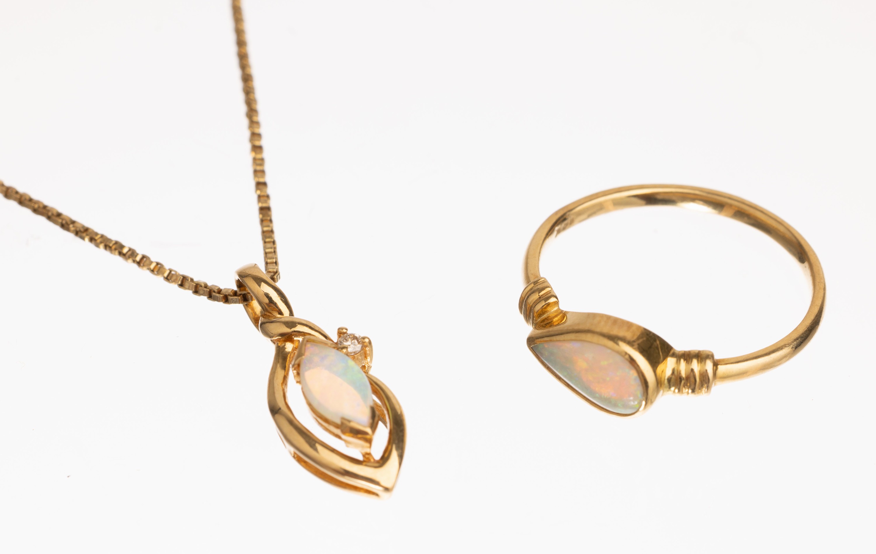 18 kt Gold Opal-Diamant-Schmuckset, GG 750/000, Opal-Navette und -Tropfen zus. ca. 0.40 ct, 1 Brillant ca. 0.02 ct Weiß/si, an Kette, GG 585/000, ...